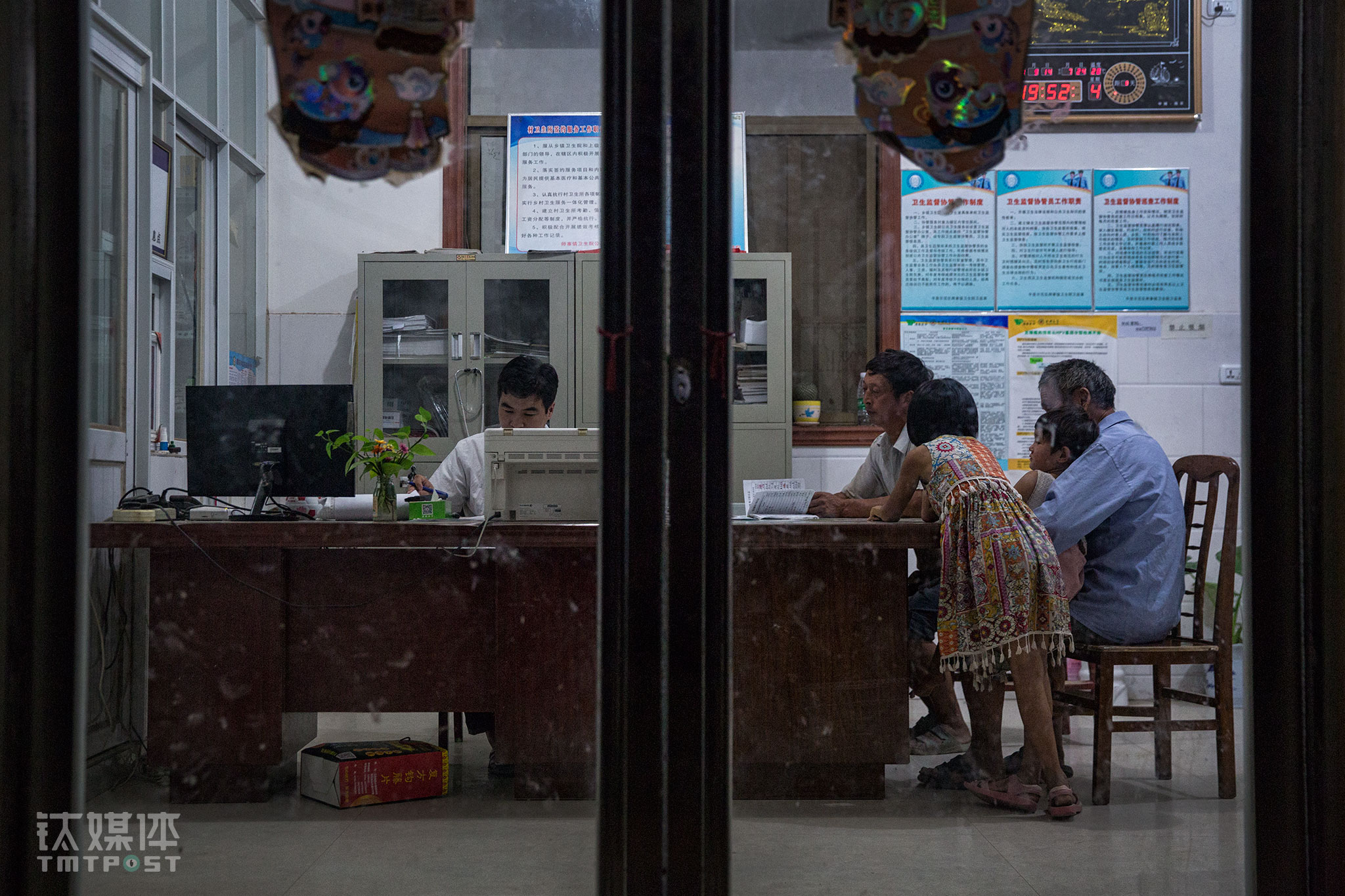 19:52 pm, September 14th, 2017. A village took his son, who was having a fever, to Shi&rsquo;s health center. Shi&rsquo;s health center opens from six in the morning to ten at night. The morning and evening time are the peak hours for the health center, as villagers rush to see a doctor or purchase medicine. During a busy time, Shi Jinfeng would need to treat over a hundred patients a day. The reality is that there is no holiday for this rural doctor. Even when there is an urgent call from a patient at night, Shi would always respond and appear in the center.