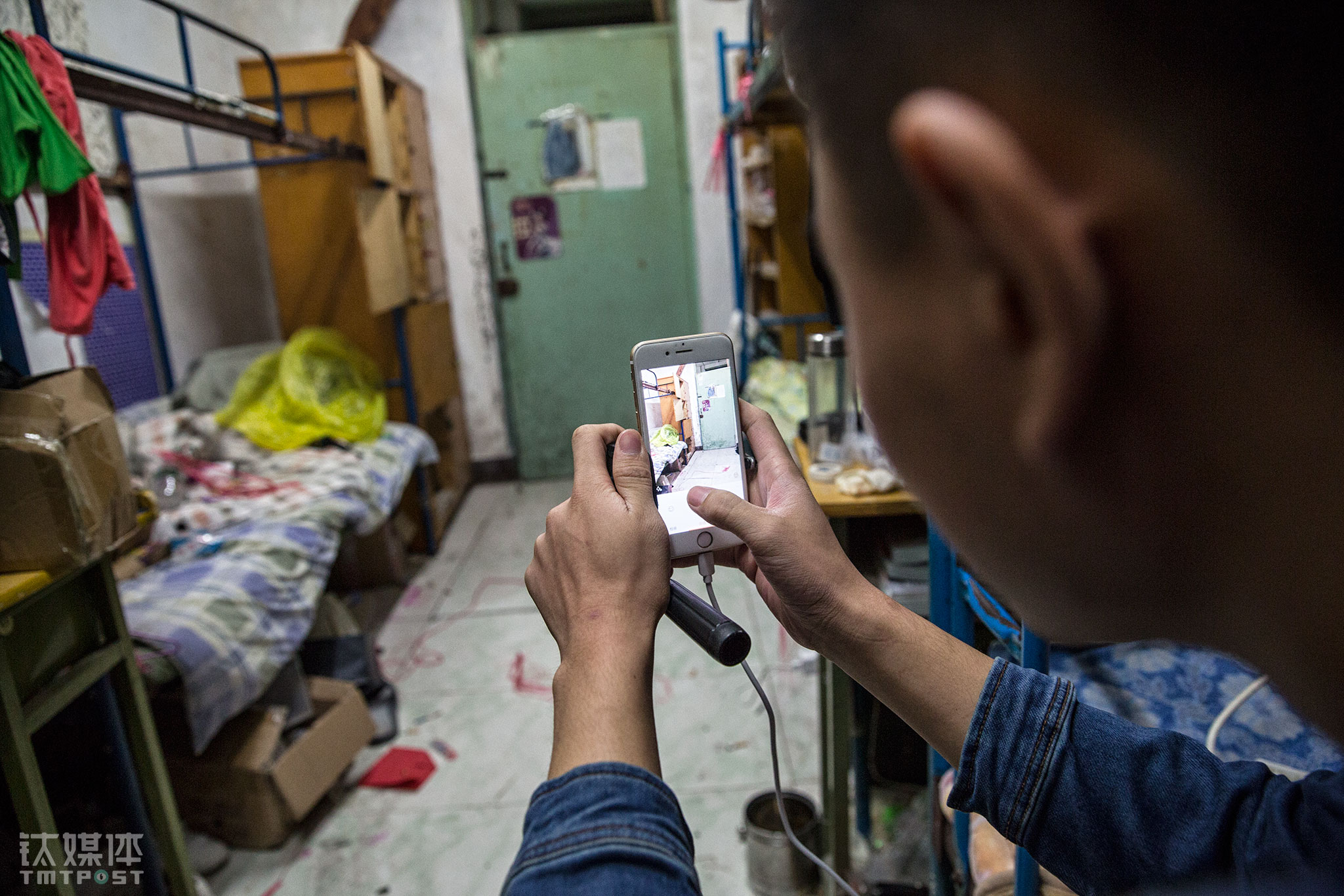 一个简单的三脚架、一台苹果，是他们所有的拍摄器材。每天他们最多拍3条，一条17秒的片子最长时间拍过5个小时。2017年夏天，他们拍得最多的是扣水盆，俩人互相整蛊，想方设法把水浇到对方头上，为此俩人都感冒过几次。他们的举动荒诞不经，每一个17秒的短视频都藏着两到三个笑点和一个意想不到的结局。截止10月中旬，他们的寝室整蛊系列已经累积了100个作品，浩坤的快手号也从无人关注到粉丝84万。