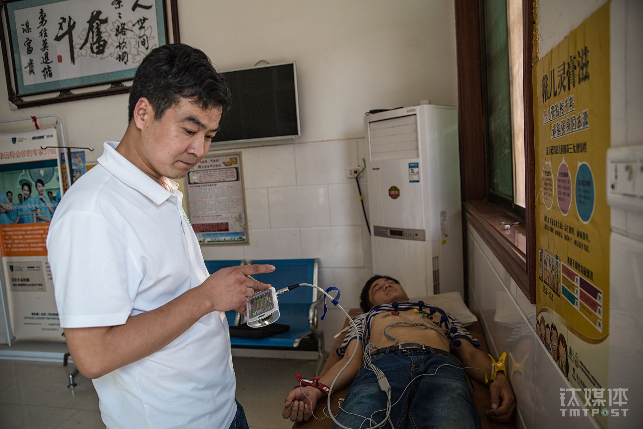 Shi Jinfeng was taking the ECG diagram of a patient who had a heart problem. This electrocardiogram device records the data and sends them directly to an Internet medical platform that boasts a large base of medical experts. With this Internet platform, experts are able to make a quick response and analyze the ECG diagram. Reading and analyzing ECG diagram is a very technical job that requires years of practicing experience to do well. To enhance the diagnosis accuracy, Shi Jinfeng purchased this device and system, which has helped him quite a lot at the health center.