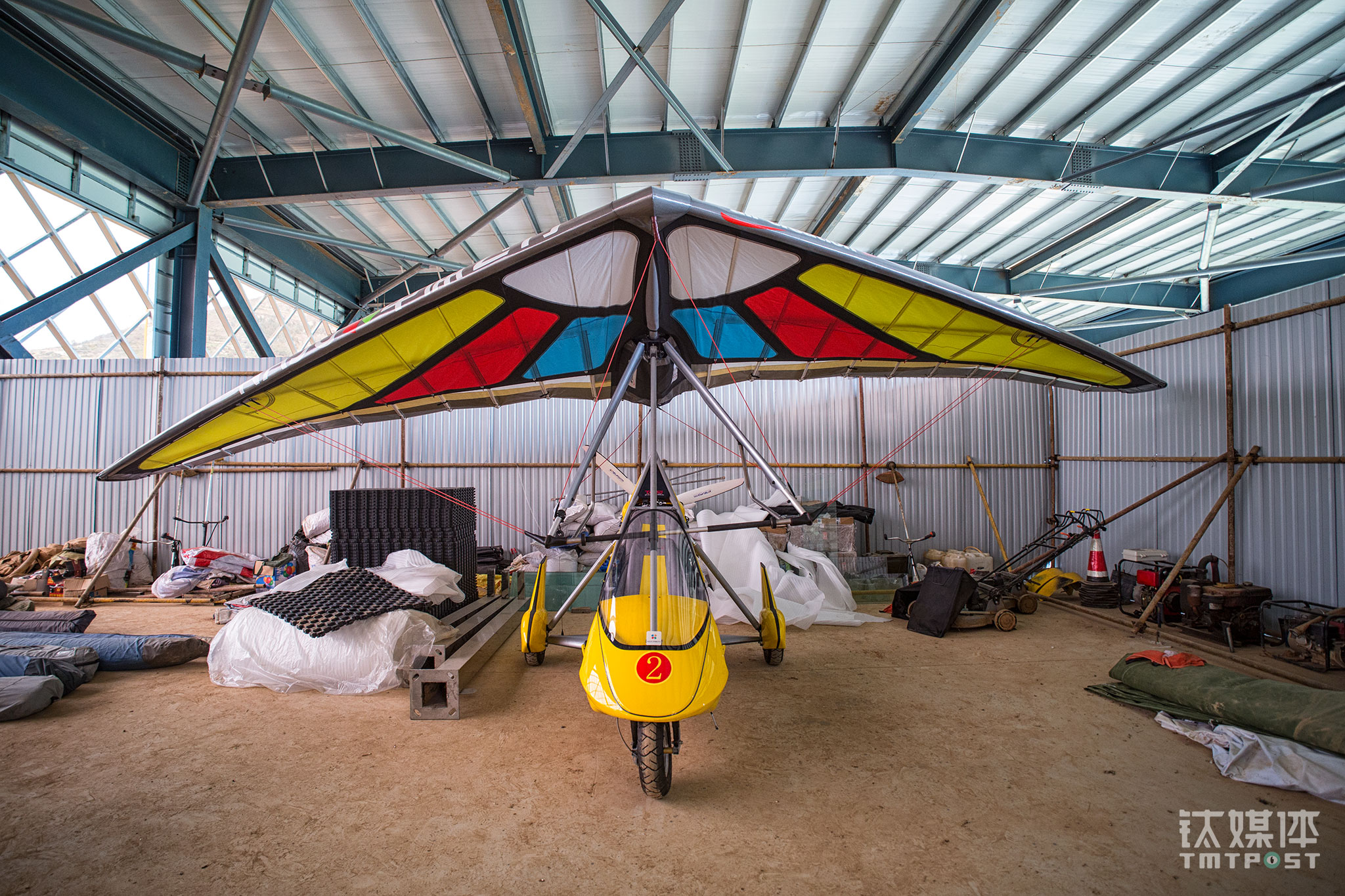 临时机库中的动力三角翼。巡航速度在100公里左右，最大速度达到180公里，主要用于航空训练、观光、航拍航摄、森林防护等，最低可以离地1米飞行，最高可飞到5000米。