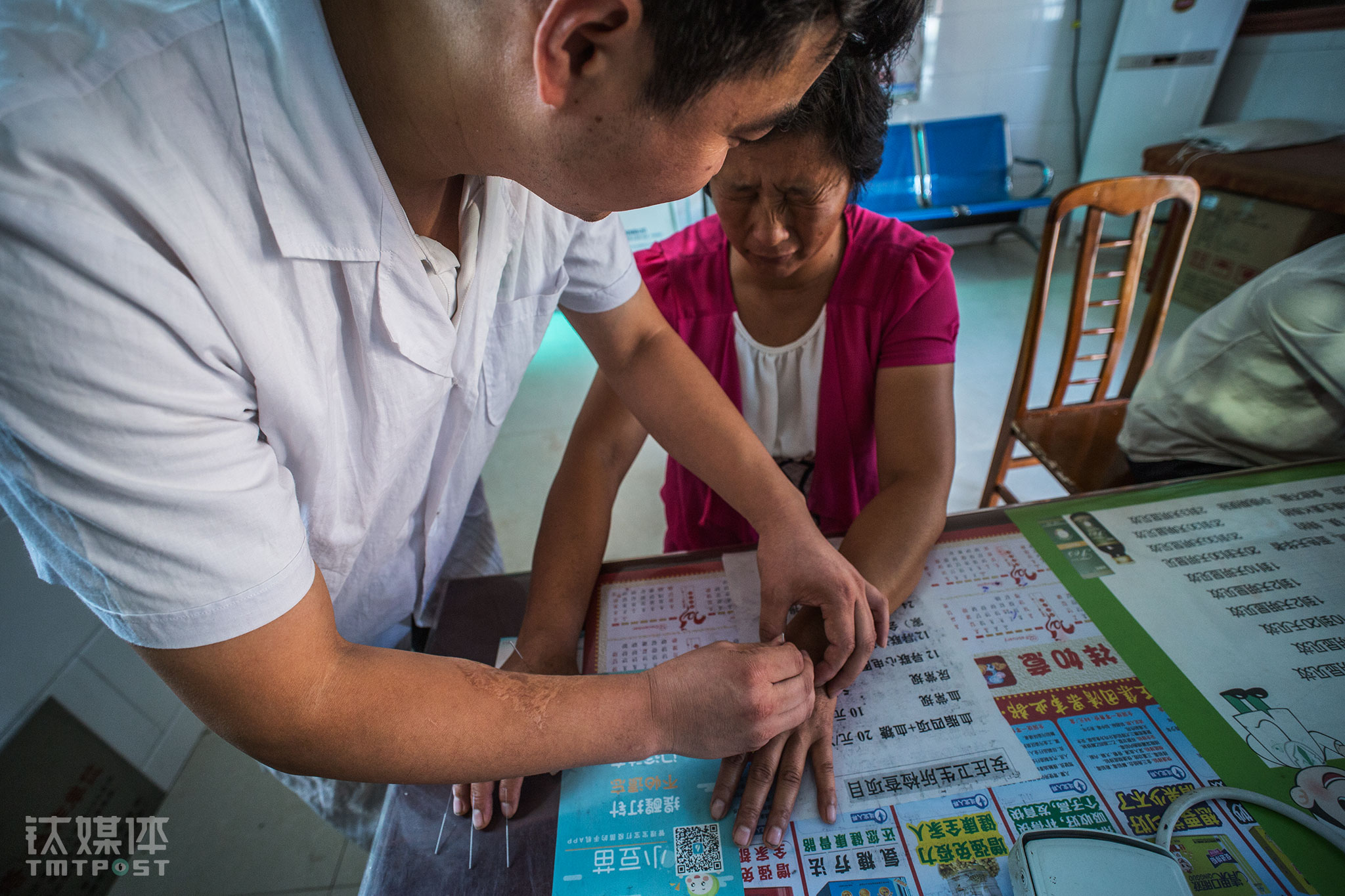 Shi Jinfeng wa giving a village an acupuncture treatment. In reality, village-level health centers deal with a large number of patients. With that comes great risk, especially for patients in critical condition. Such health centers might not be able to provide proper medical treatment for these patients due to the lack of proper equipment and enough professional staff, creating great risks for both the health center and patients. Although the health center now is relatively well-equipped, unexpected situations might still occur and bring troubles. This makes Shi Jinfeng extra careful over the years and continues to learn new knowledge.