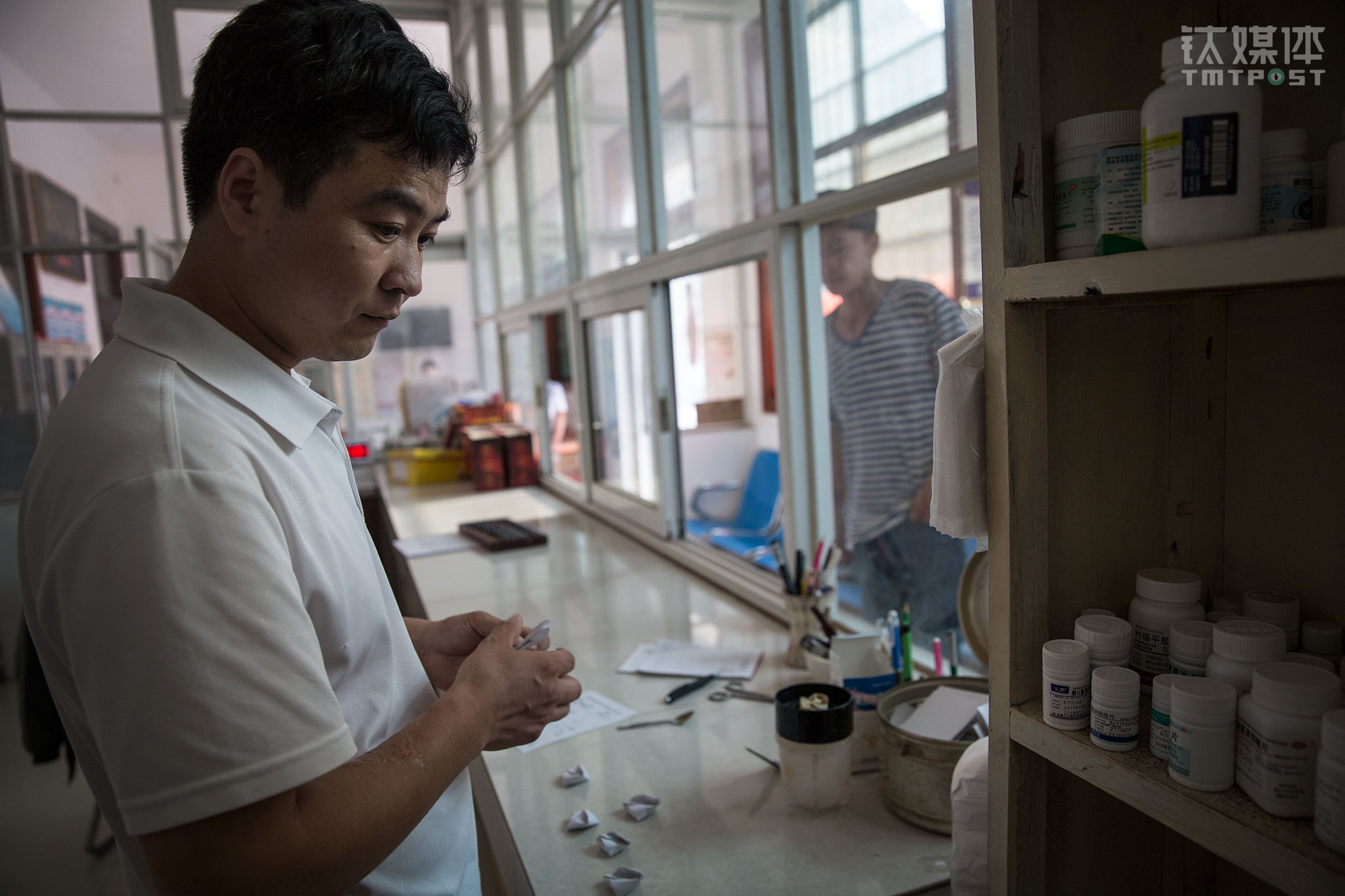 Shi Jinfeng was preparing the medicine for a villager at the counter. Generally speaking, villagers have little knowledge of medicine. But they trust Shi. &ldquo;We would only turn to injections and relatively more expensive drugs when it&rsquo;s very necessary,&rdquo; Shi told TMTPost, saying that practicing medicine is also a process of forming a good heart. &ldquo;The patients entrust their health to you. So you need to think about their conditions on their behalf instead of pursuing your own economic gains.&rdquo;