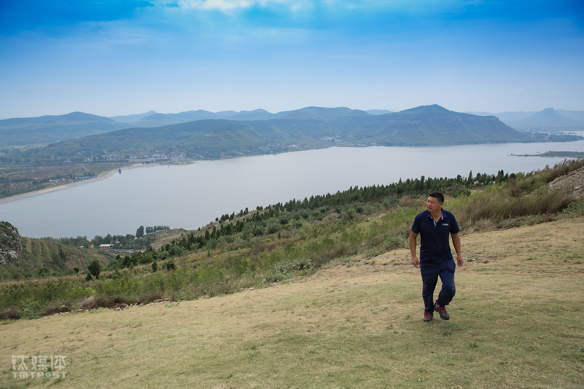 &ldquo;中国飞行人口太少了，潜力很大&rdquo;，高兴告诉钛媒体《在线》，中国注册的飞行人口不到一万人，而常年能飞行的不到一千人，&ldquo;在体育总局挂名有培训资质的滑翔伞教练全国只有62个目前，动力三角翼教练更少，全国就20多个人&rdquo;。目前许家崖营地有滑翔伞、动力伞、三角翼、动力三角翼等各类飞行教学，学员来自全国各地。