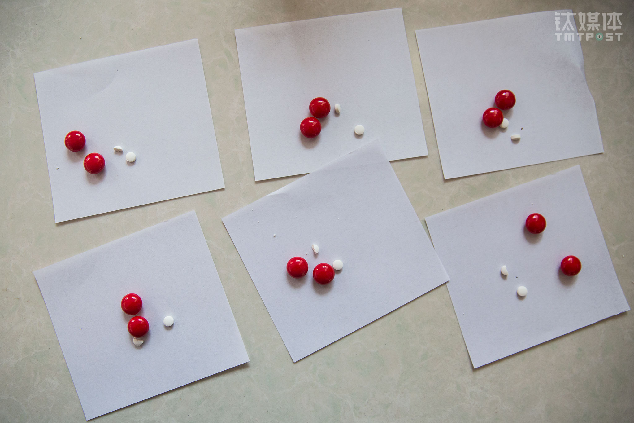 Shi seldom prescribes medicine for over two days for patients with minor problems like a cold and fever. &ldquo;When you go to other hospitals, the doctor would usually give you an entire box of medicine,&rdquo; Shi commented, believing that over prescribing is actually wasting the villagers&rsquo; money. In the picture, each piece of paper recorded the prescription for each dose. Six pieces of paper were the prescription for two days. Shi makes prescription in this way to make it more convenient for the patients to follow usage instruction because when the doctors only prescribe boxes of medicine to the patients, the patients would often get confused. &ldquo;Many of my patients don&rsquo;t understand the instruction manuals that come with the medicine. So I just put the medicines they need to take at a time in one bag. Then they wouldn&rsquo;t use the medicines in a wrong way,&rdquo; he said.