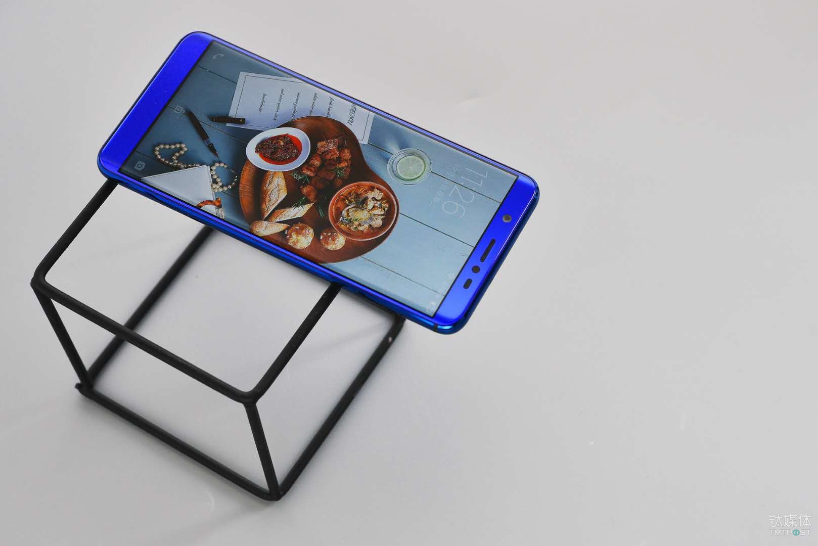 酷比推出全面屏手机 F1，最大卖点在于前置 1600 万摄像头丨钛快讯