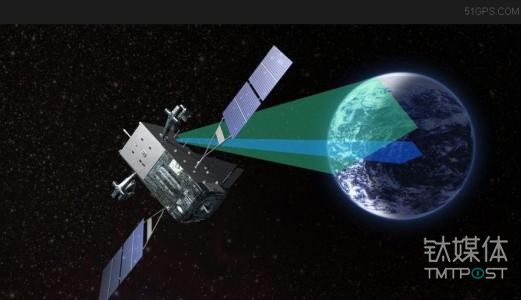 卫星与地球的轨道距离越远，覆盖范围就越到，一般三颗大卫星就可以辐射全球。