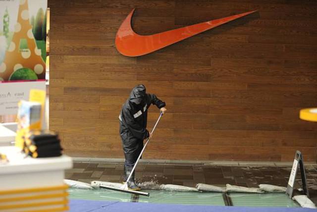 避税丑闻、球衣破损、巨星遮标，麻烦不断的Nike如何绝境求生？