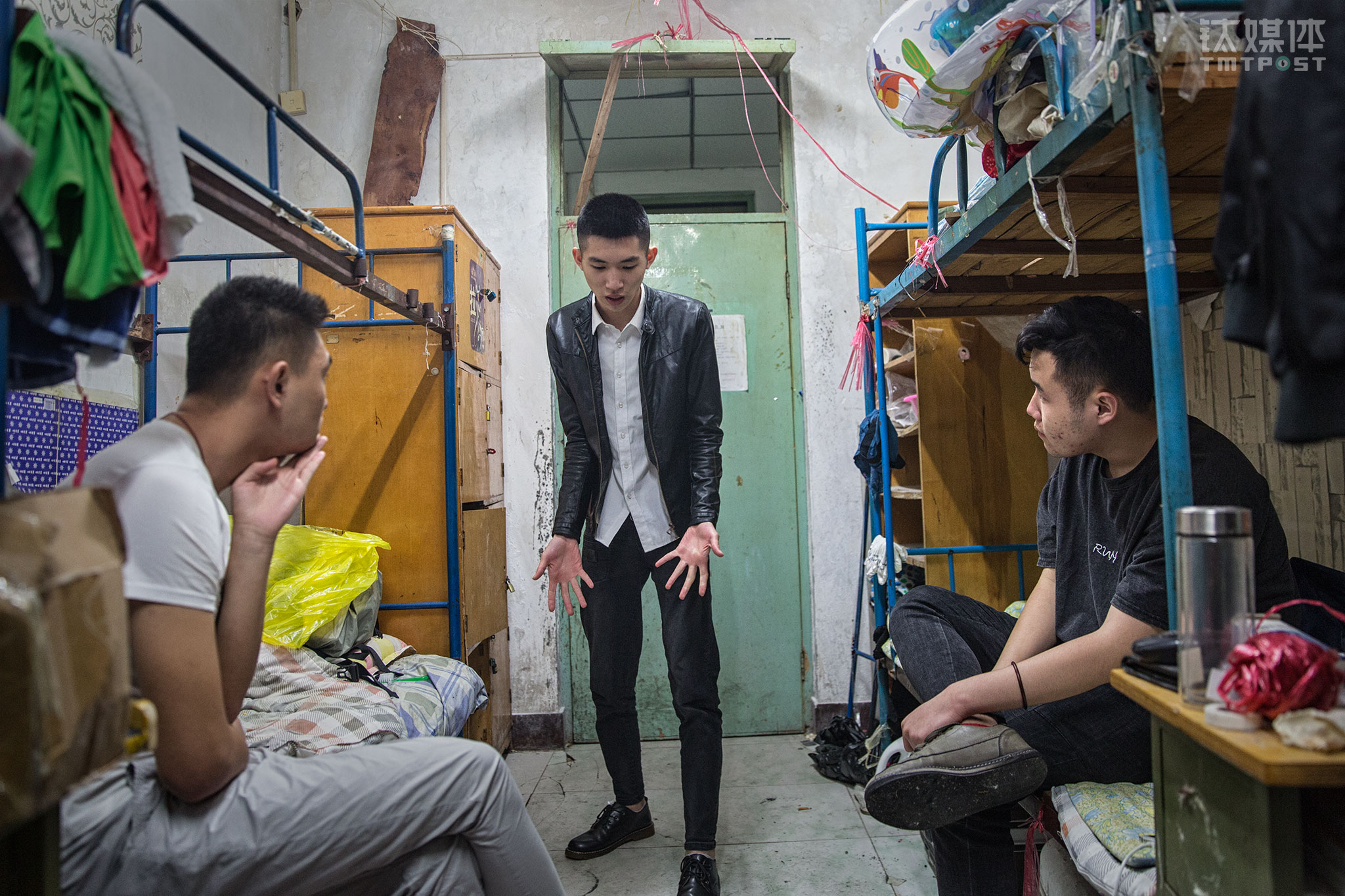 Hao Kun was going through the script with his roommate before the shooting starts. Hao Kun has been dreaming of becoming an actor since a very young age. Born and raised in a small town, Kun didn&rsquo;t really have the channels to make his dream come true. When studying in school, Hao Kun noticed some people around him were using Kuaishou, and that&rsquo;s how the story started. It occurred to him that Kuaishou could be an opportunity for him. He then started to really think about the idea of making videos on Kuaishou. At that time, he chose to approach his roommates Fatty and Bo Wen for help. &ldquo;At first I feared that they would turn me down. So I just told them that it was my dream to become an actor since I was a child. I asked them if they would like help and told them that if they would like to have some fun with Kuaishou, I would also help them make videos,&rdquo; Hao recalled. Although Fatty and Bowen weren&rsquo;t really into Kuaishou at that time, they agreed to help Hao Kun anyway as Hao is their friend. The three started to make videos together then.