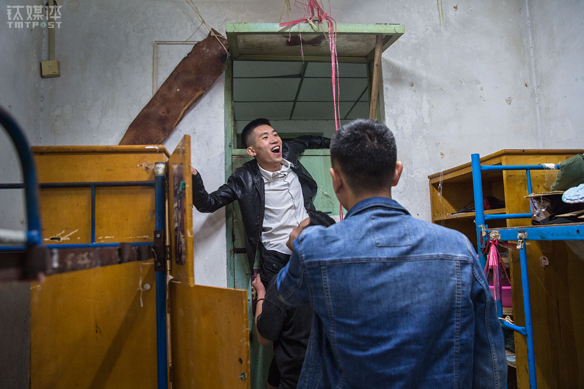 Hao Kun was demonstrating the postures for the video before the shoot. Many of the video ideas actually appear when they are doing the shooting, and that&rsquo;s why Hao started to form the habit of recording creative ideas all the time. Hao told TMTPost that before shooting, he would explain the script to his partners as a director. &ldquo;This requires a high level of EQ. You have to explain it clearly and make them willing to accept your ideas and arrangements,&rdquo; Hao said, telling TMTPost that he would familiarize himself with the moves that his partners are expected to do in case they couldn&rsquo;t perform them well and need his demonstrations.