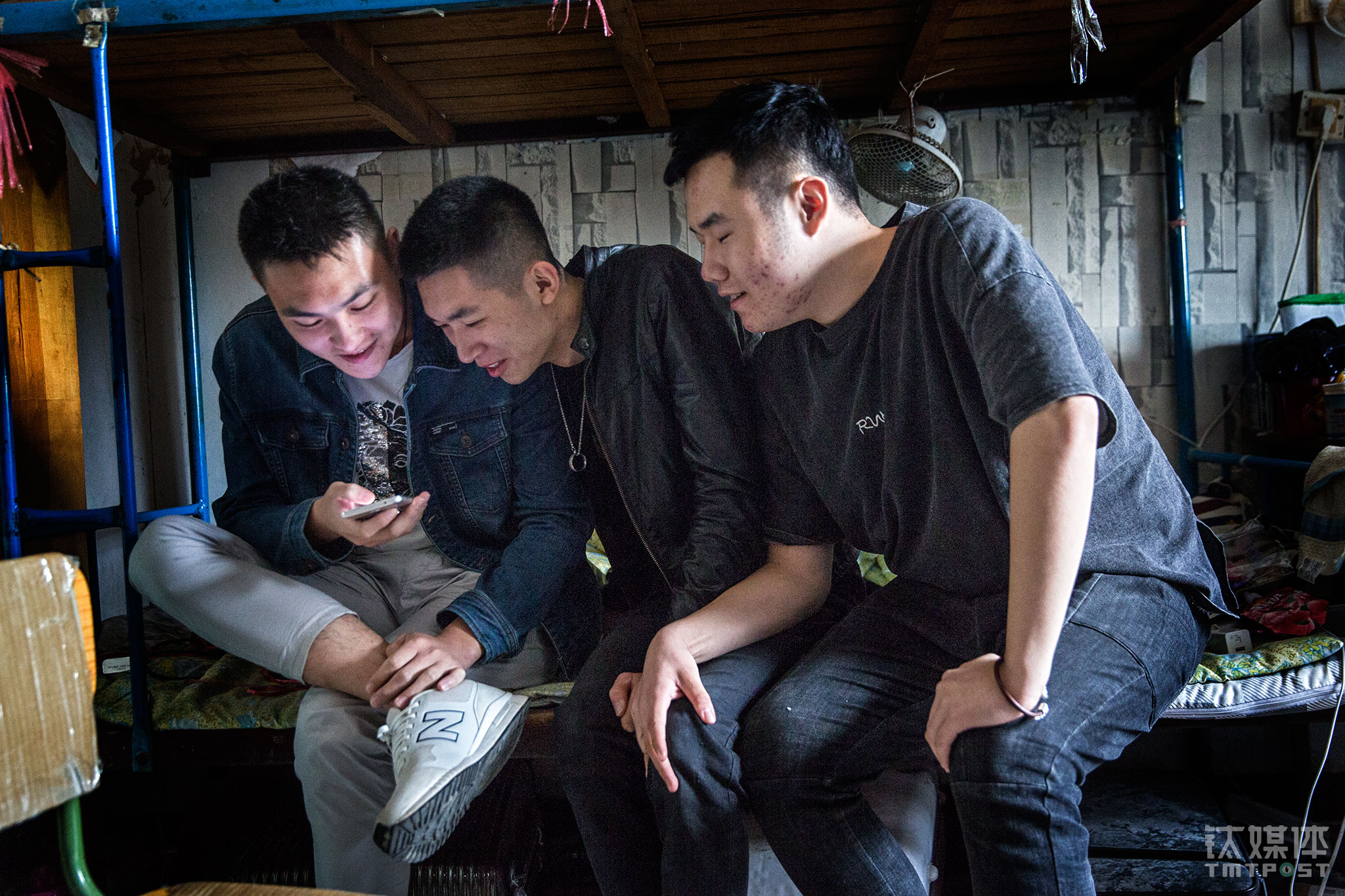 During time out, the group was watching short videos from other video bloggers. Hao&rsquo;s inspiration and understanding of performance came from his life experience and the Internet instead of any movie or TV shows, or textbooks related to performing. Hao Kun&rsquo;s videos are extremely popular, with the most popular one attracting over three million clicks. Some of his jokes in his video had even been used by some variety shows on TV. This makes Hao very excited. &ldquo;It at least means people like my content,&rdquo; he said.  However, Hao was also a bit upset about the fact that the shows that used his contents didn&rsquo;t note the source. &ldquo;There is nothing I can do. So that&rsquo;s it. Looking at the bright side, it means they like my contents,&rdquo; he said.