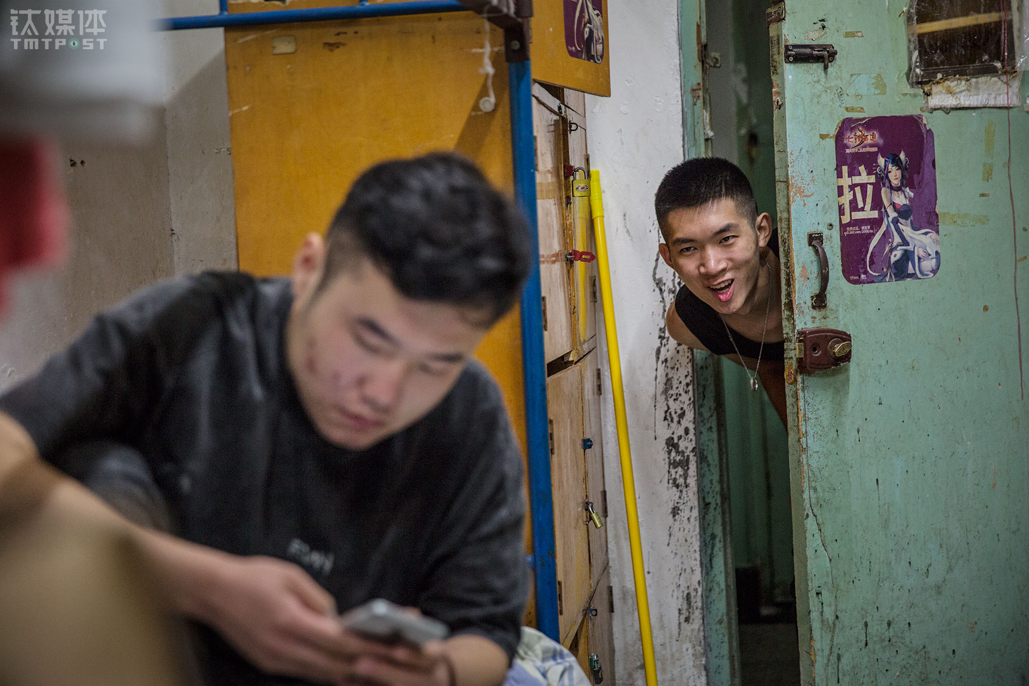 During the video shoot, Hao Kun was trying to prank on Fatty, who was sitting on the bed. Stephen Chow is Hao&rsquo;s favorite actor. He likes the fact that after reaching a certain age, Chow becomes serious. &ldquo;Chow is very serious. He must have done many things that he didn&rsquo;t necessarily want to do. But this is our life. We have to make a lot of compromises to achieve something unique,&rdquo; Hao said. It&rsquo;s just like Hao had to do so many repetitive or even boring things in order to make a 17-seconds video. Every time he would need to put on the face for pranking. This is his acting professionalism.