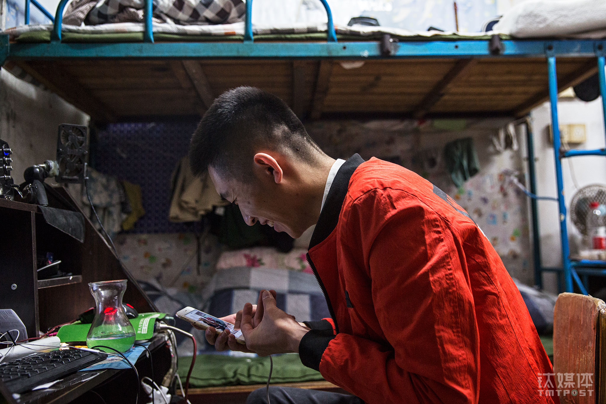 A few minutes after the video was uploaded to Kuaishou, Hao had already received tens of comments and over 20,000 clicks. Hao saw some followers said in the comment that the video made them laugh. &ldquo;Good. You laughed,&rdquo; Hao said, smiling.