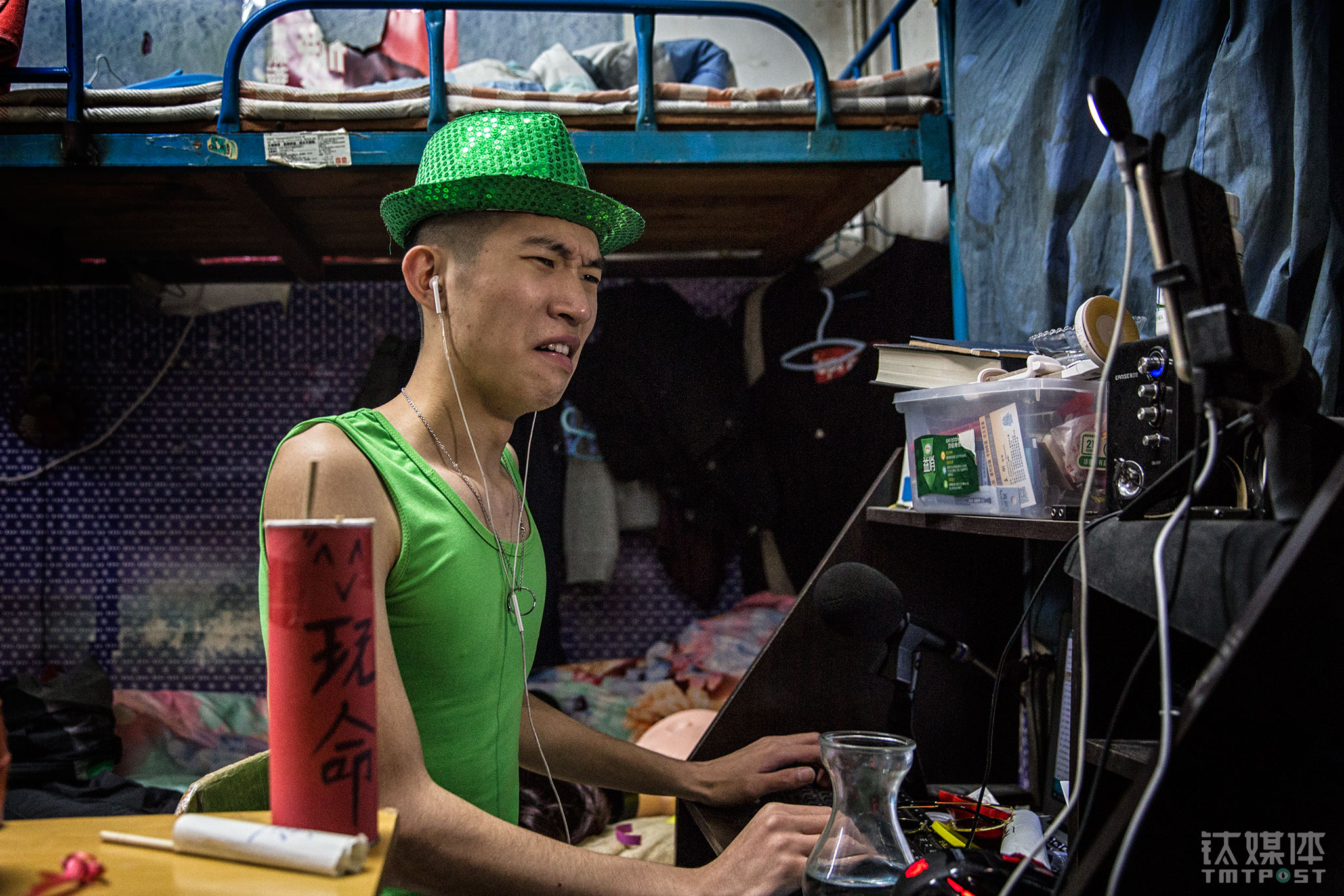 Hao immediately transformed himself into a host performer as soon as he logged into the livestream channel. Livestream challenges his performing skills and impromptu skills. He would have to interact with his fans and answer questions from them. This can&rsquo;t really be prepared beforehand. To entertain the audience, this time Hao was wearing a green hat and green tanks. &ldquo;Entertaining the audience on a livestream is also a form of acting,&rdquo; Hao Kun told TMTPost, &ldquo;The short videos and livestream content supplement each other. The short videos and the jokes in them are fixed. But with livestreaming we can encounter more unknown. We need both.&rdquo;