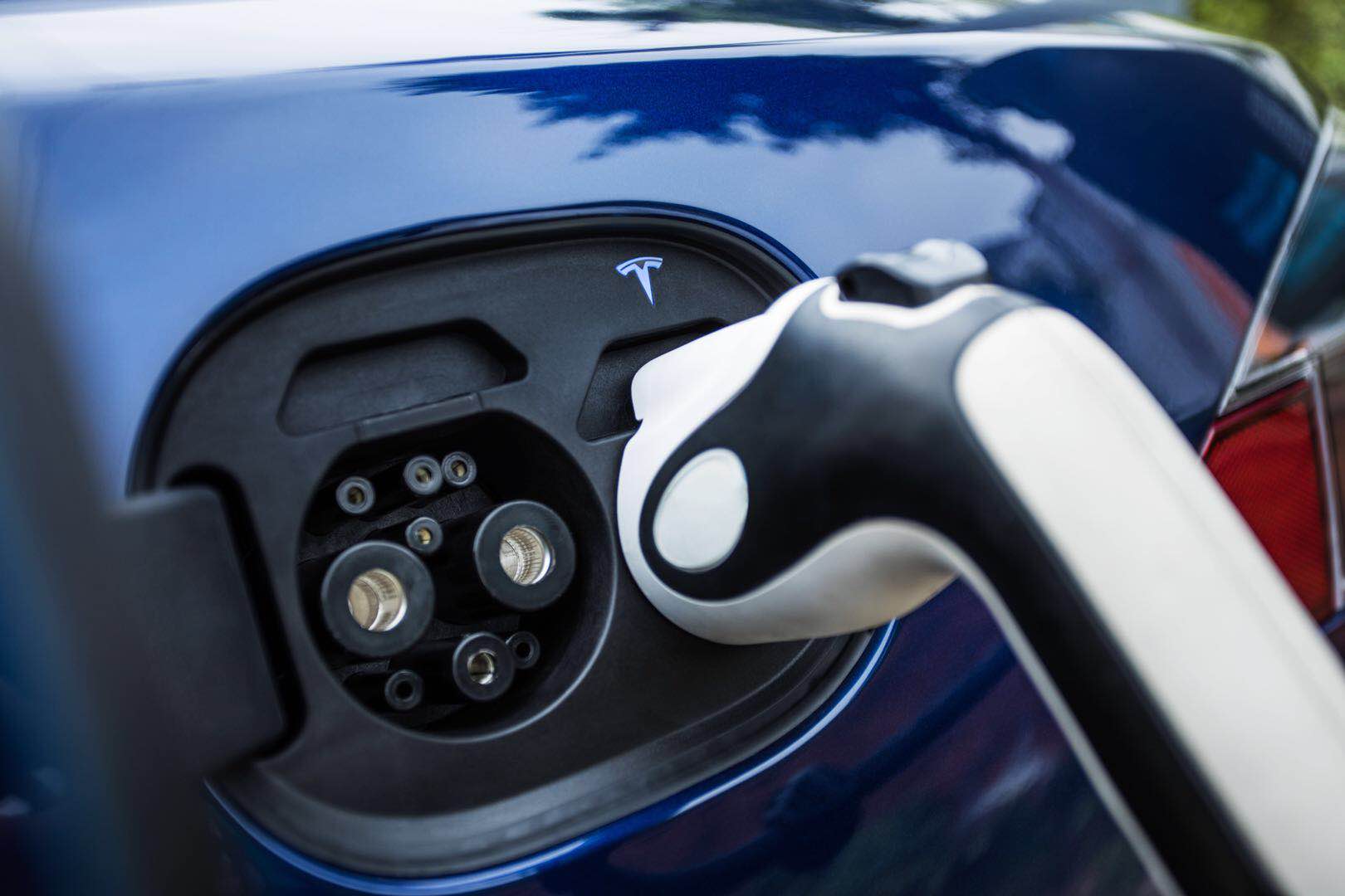 特斯拉国标充电车型亮相广州车展,从充电桩到"中规"车开始全面改造