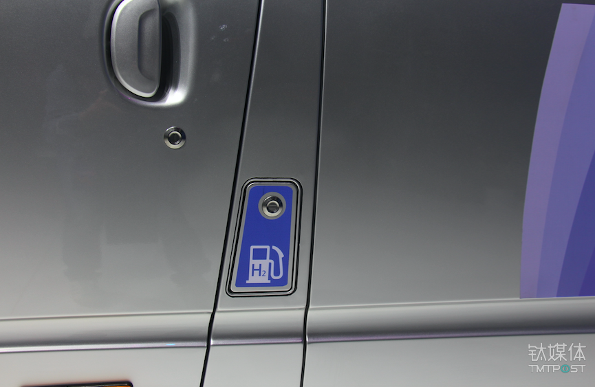 车辆前门处的加氢口，另一侧对称位置是充电口