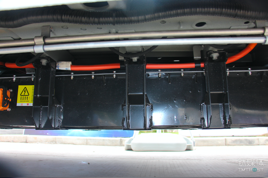 FCV80的电池包，由于使用磷酸铁锂电芯导致体积略大