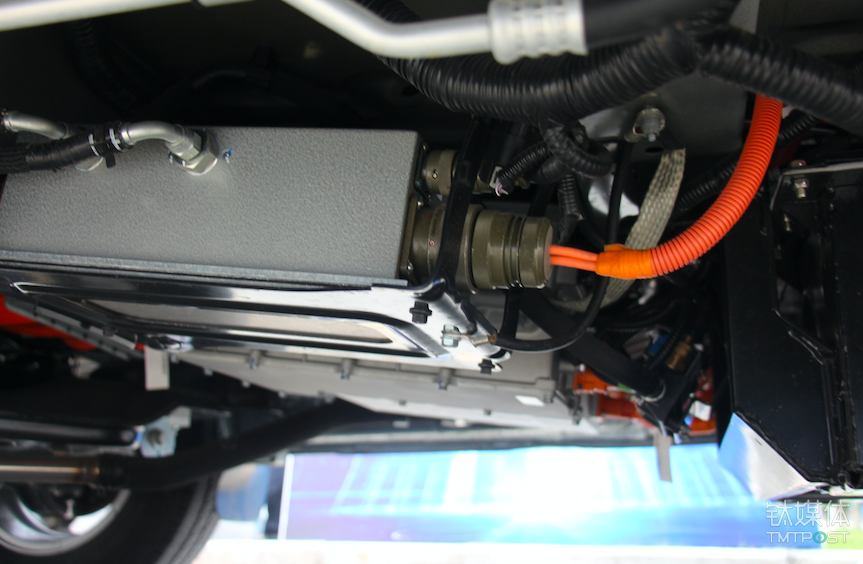 氢燃料电池队做了隐藏设计，肉眼看不到，图示为供应电堆的空气压缩机