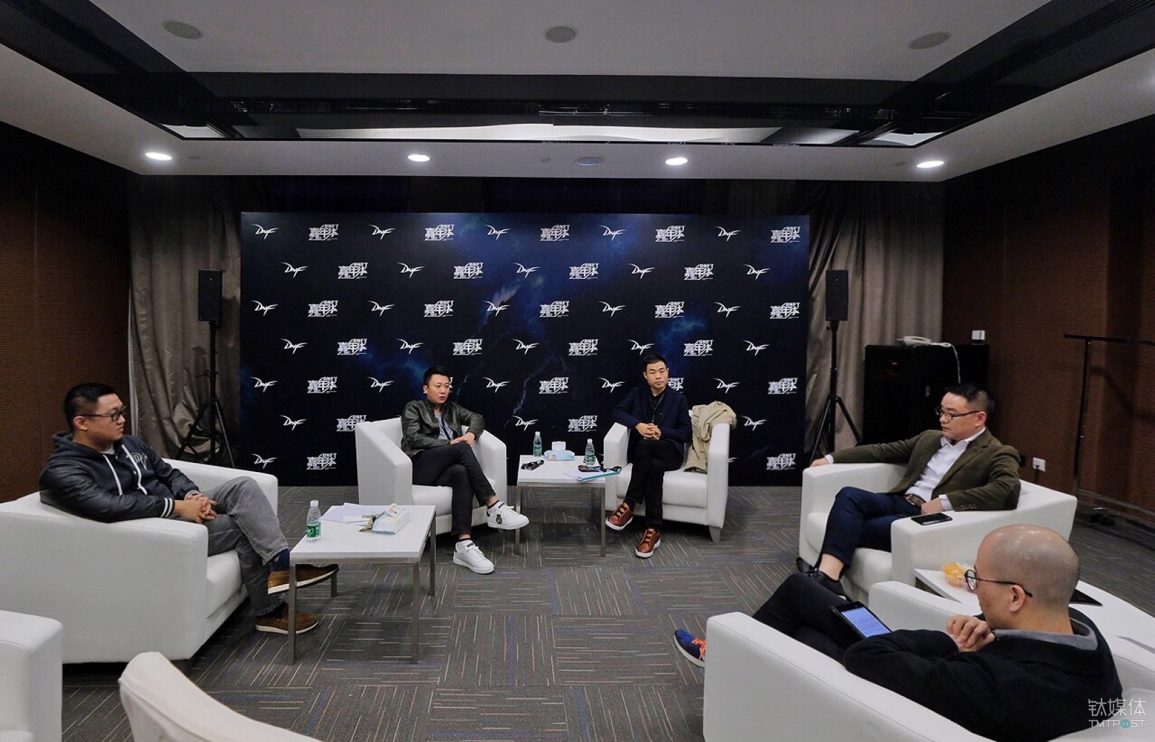 （左起）朱峥嵘、杨明、钛媒体编辑胡勇