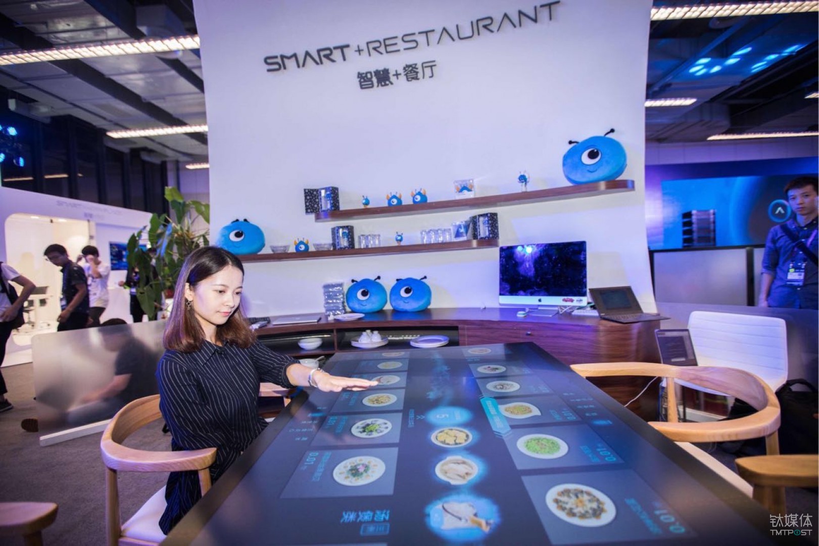 云栖大会上展出的智能餐桌