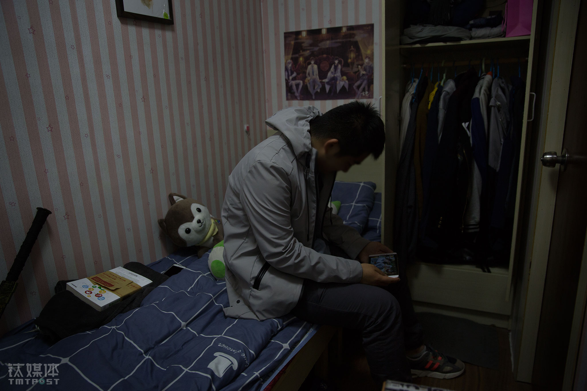 离开学校，小杨租了一间4平米的房子暂住下来。用户借款时会被读取通讯录，或被要求提供手机服务密码，借款人如逾期，催收人员会通过借款人通讯录或近3个月的通话详单，联系借款人的亲戚朋友同事，以此向借款人施压。小杨老师接到了态度恶劣的催收电话，校领导很快得知事情，小杨因此被劝退。小杨的父亲也接到催收电话，遭到了催收人员的辱骂。一向听话的儿子闯了大祸，父亲很悲伤，为了给儿子清债，父亲连夜找人筹钱。