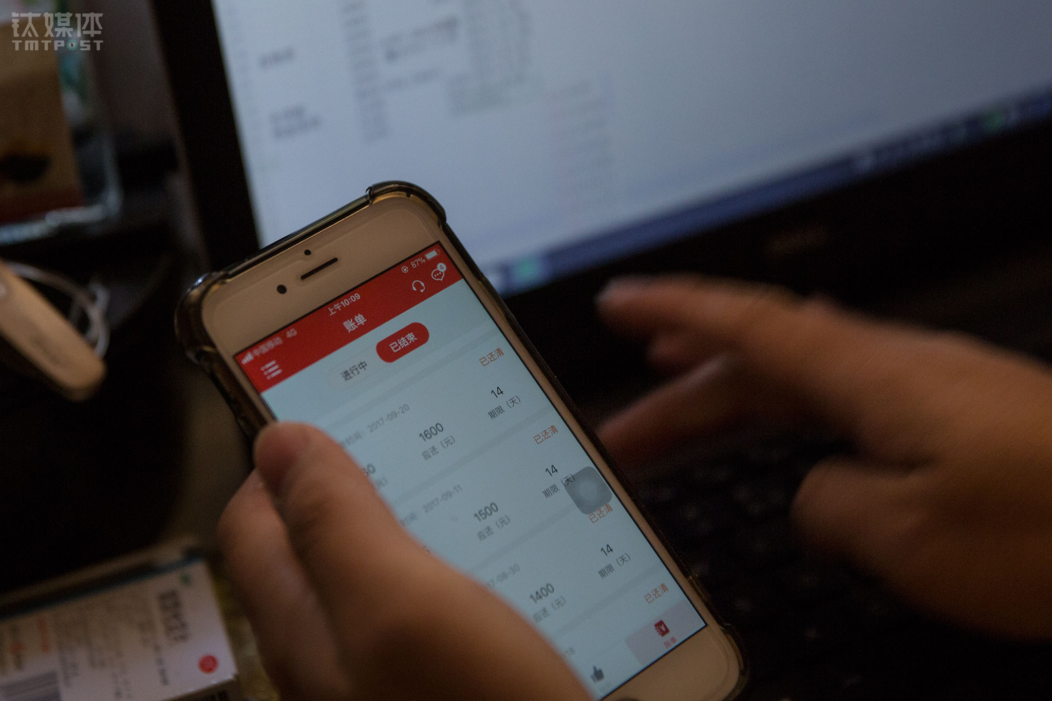 小杨是无意中接触到网贷，2月份的一天，他在使用支付宝的过程中，看到有个&ldquo;来分期&rdquo;，凭芝麻信用分就可以借钱，他试了一下，很快就到账3500元。&ldquo;我当时手里有春节兼职打工挣的四千多，这样我手里一下有七千多，我想着借三千五分12期，每个月才还三百多块，不会有问题&rdquo;，小杨拿着钱独自出去旅游，玩了一圈回学校发现没钱还款，就开始主动注册网贷App，从此走上&ldquo;借钱-还钱-借钱&rdquo;的循环。大一开始，小杨在校外的兼职就没断过，当他发现网贷来钱如此快，就再也没去校外兼职打工。