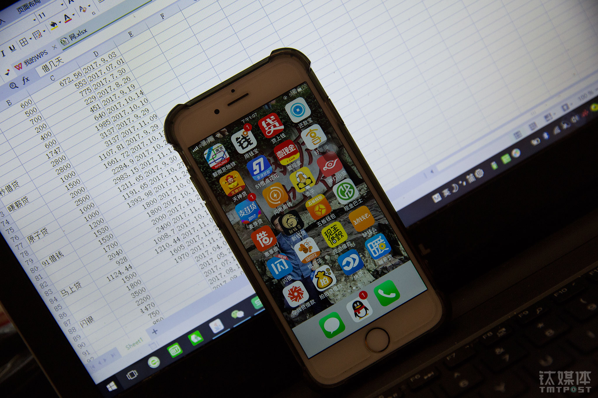 &ldquo;这些平台，你每次还完一笔它就给你提额，你可以马上再借出来，比如还一笔2000的，平台会提额到2500元，你就可以借这个2500元去还别的平台，手里说不定还有富余。&rdquo;小杨借过的最多一笔是6500元，利息最高的一笔是2000元7天期到账1450元还款2100元。小杨统计了自己的借款记录：他一共有超过21万的累计借款数额，&ldquo;这些钱有两到三成我自己花在旅游和吃上面，其他的都是不同平台之间拆借还款的流水&rdquo;。