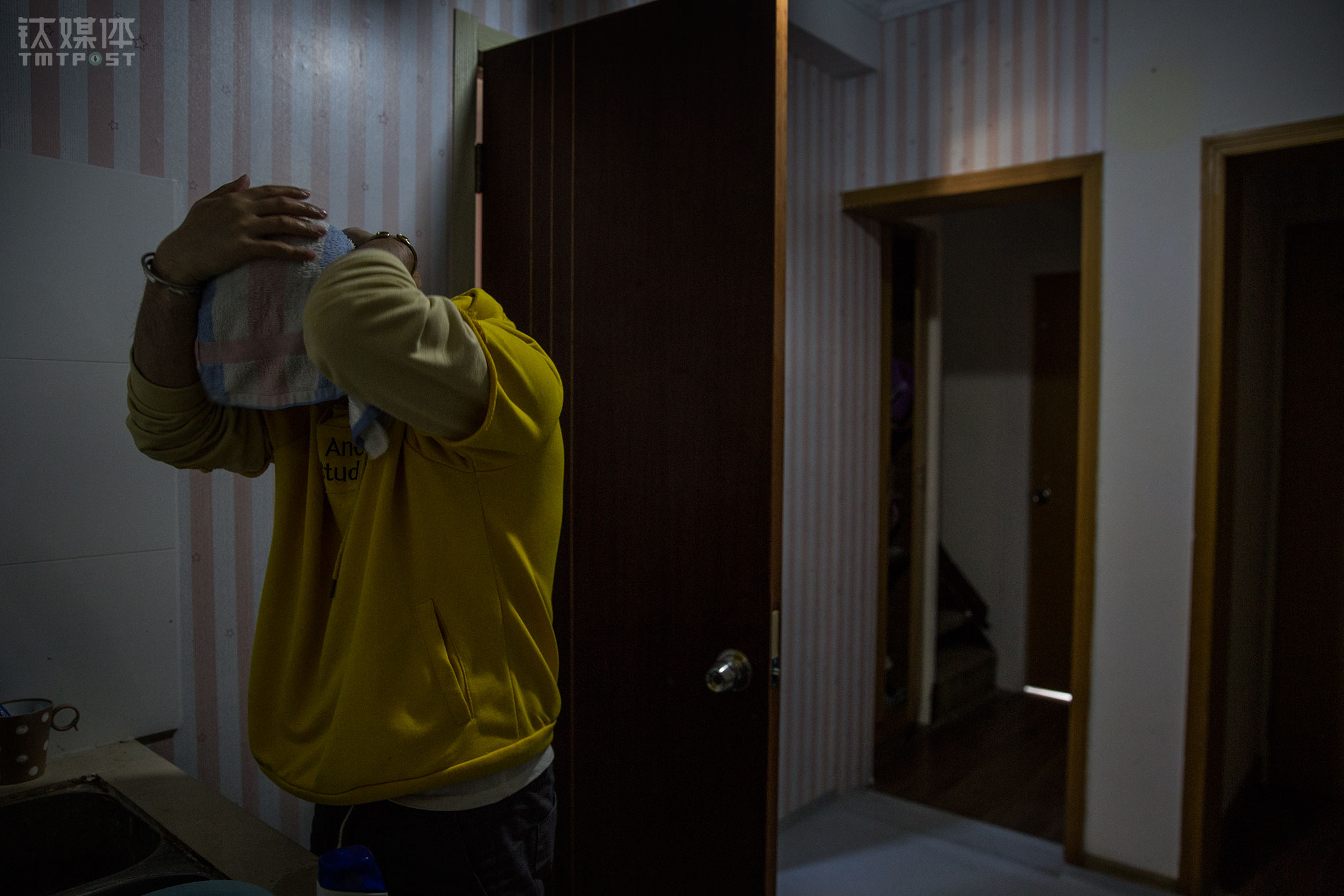 离开学校，小杨面试过几个工作都没成功。他想找跟专业相关的事情，但专业能力却没达到面试官的需求，没有实习经验和毕业证也让他减分不少。在学校做兼职时，发传单、端盘子他都做过。靠网贷过了几个月滋润日子，小杨心态也变了，他无法接受在餐馆端盘子被呼来唤去，即使他曾在一家大餐厅兼职一年，&ldquo;我觉得自己高人一等了，想找个坐办公室的工作，我知道这是不对的，我还在调整心态。&rdquo;接连的打击也让小杨不得不面对现实，他决定先找一份工作安定自己，工作之余补习专业，为此他回了一趟学校，把自己的专业课本都拿了回来，开始重新学习。