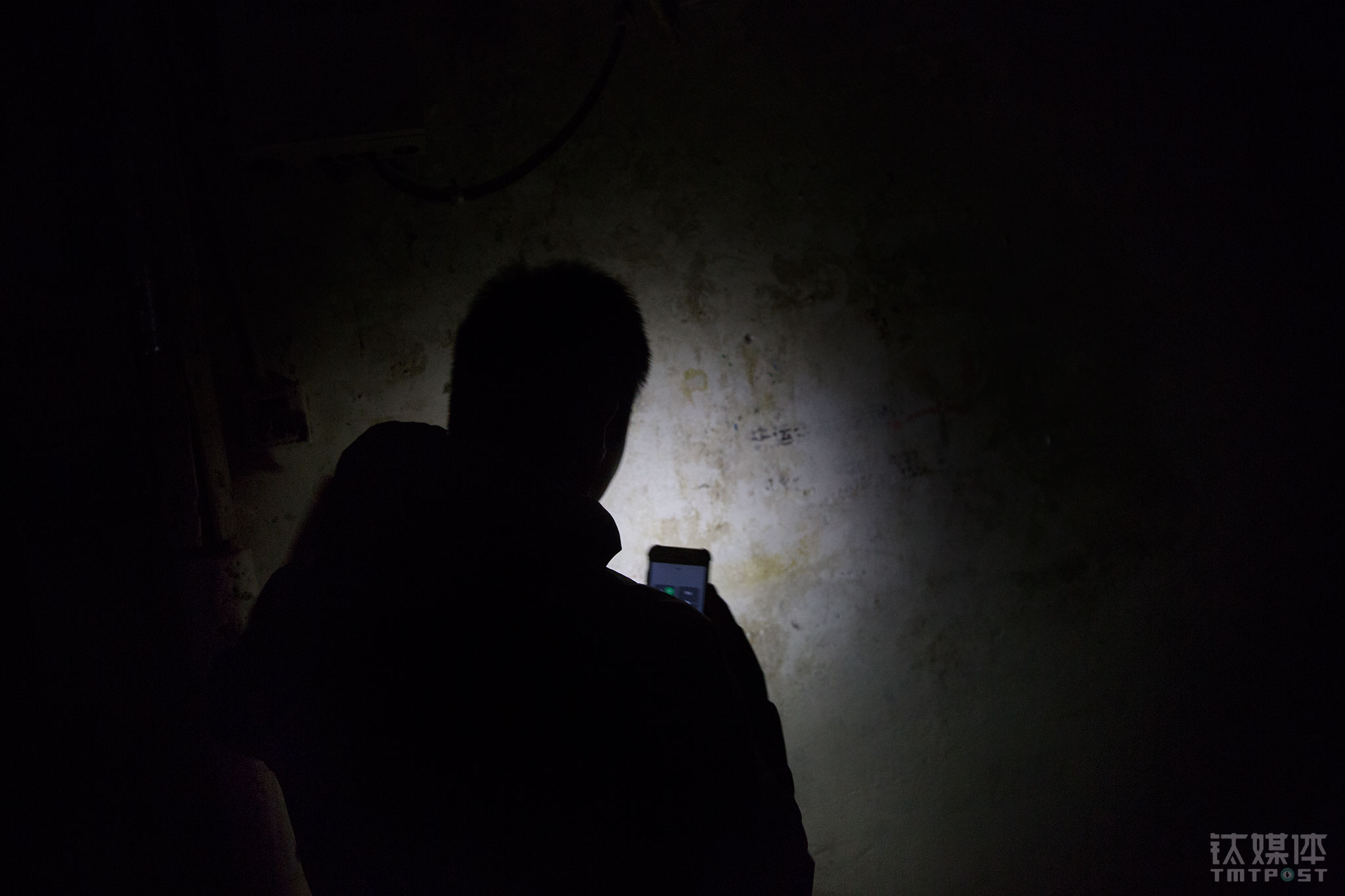 日玩手机10小时，年轻人戒瘾有多拼：锁机，打卡