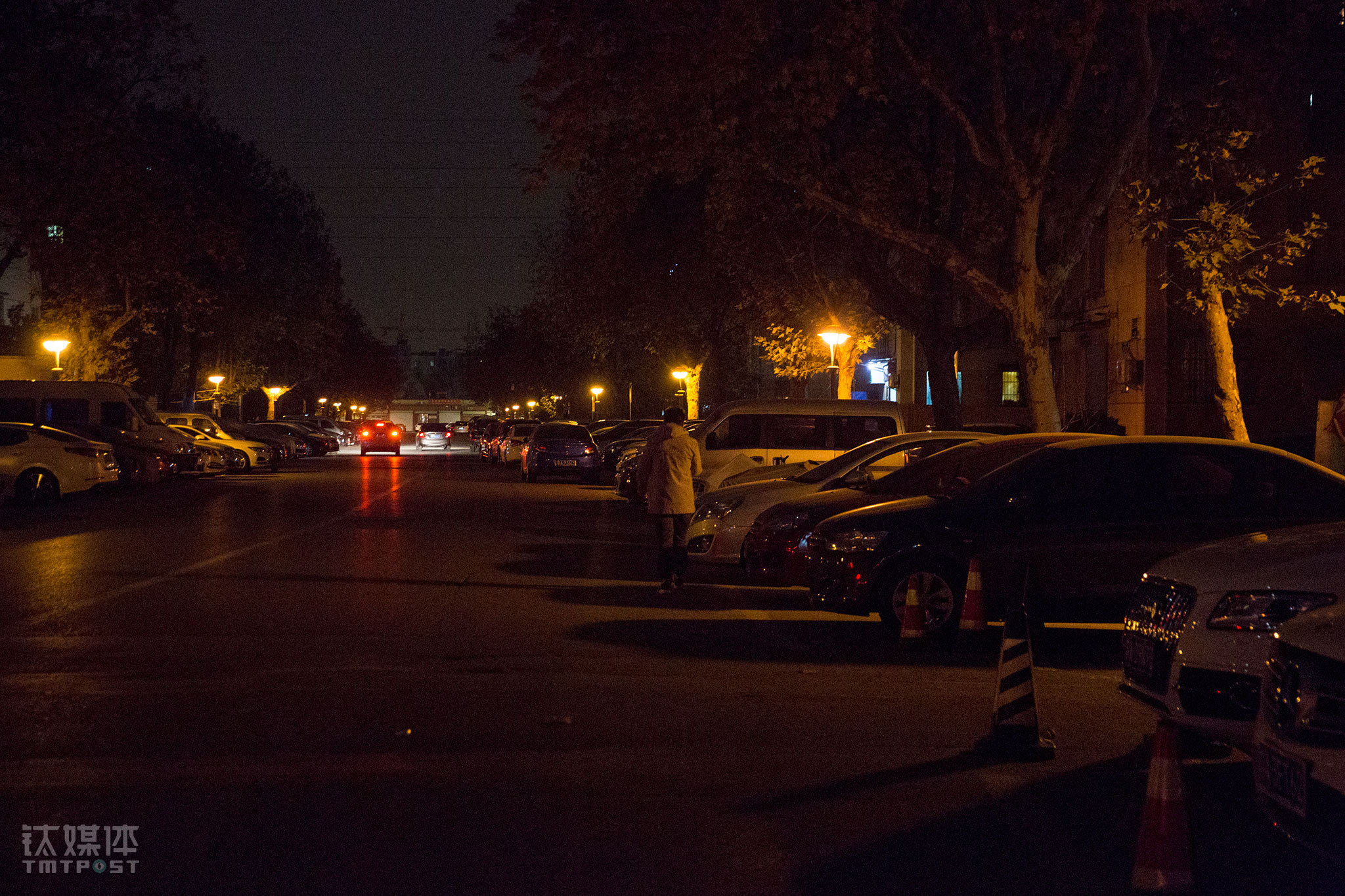 经过跟学校沟通，学校答应1年后小杨可以回学校考试拿到毕业证。离开学校一个多星期后，小杨最终找到了一份在办公室的兼职，每个月可以拿两千多块钱，他想先把这段时间捱过去，边打工边强化专业知识，年后再找找对口的工作。从校园走到社会，小杨有一种重生的感觉，他把这当成自己犯错的报应，也明白了&ldquo;网贷是个无底洞&rdquo;，他想告诉那些有侥幸想法的人&ldquo;千万不要碰网贷&rdquo;。&ldquo;做网贷的人害了我们，也害了他自己，他们也要倒霉了。&rdquo;小杨说。