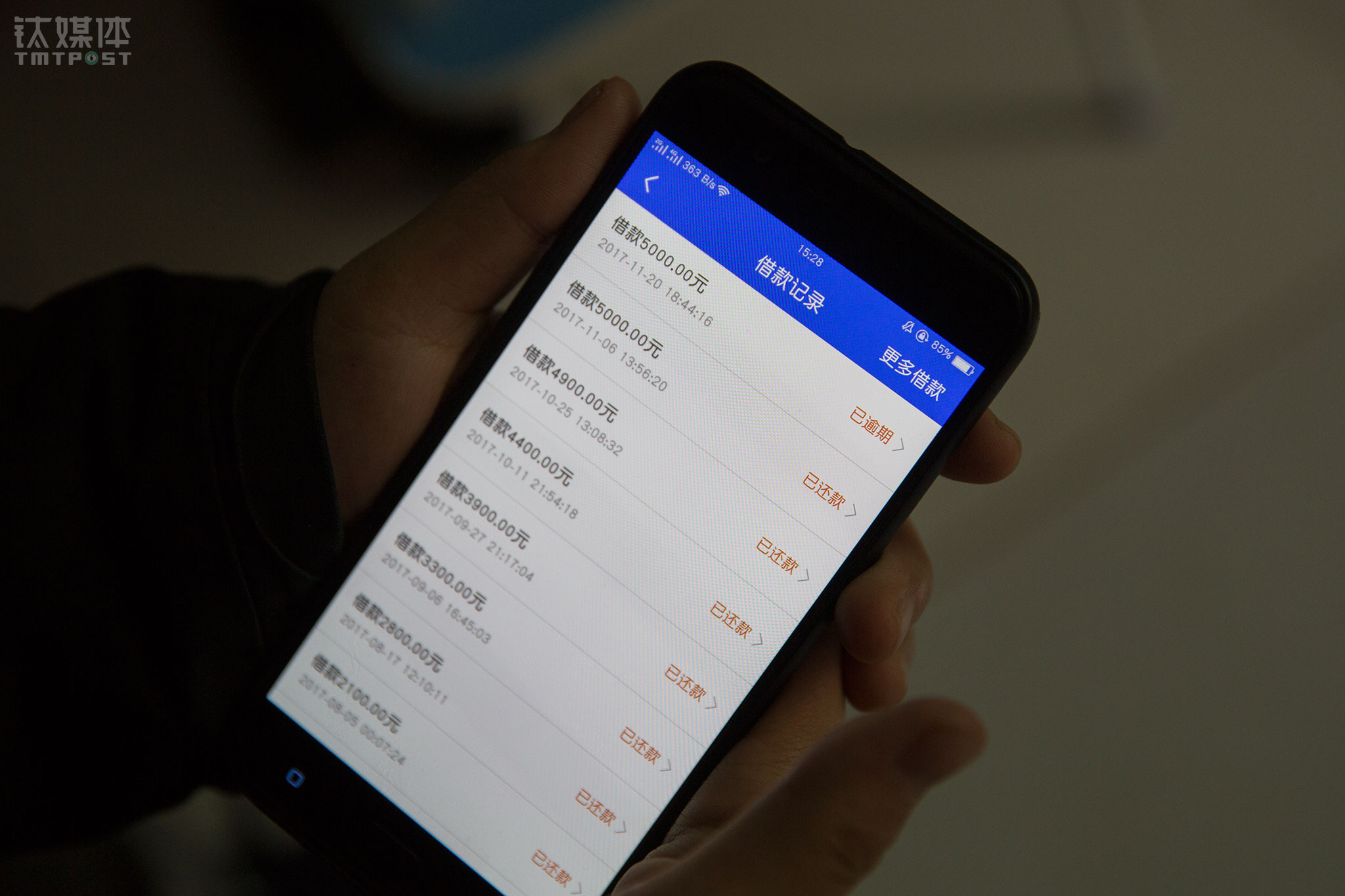 她借的钱多是半个月周期，每还一笔，就可以得到500元提额，这个以贷补贷的游戏直到11月底才划上句话。小敏平时不爱吃喝也不讲究穿着，接触小贷一年多时间，她说自己每个月2500元生活费也搭进去了，窟窿反而越来越大。尤其是线下私贷，放贷人通过微信、支付宝放款，利息被冠以&ldquo;手续费&rdquo;的名头，有些急钱她甚至被索要50%的&ldquo;手续费&rdquo;和每天100元的逾期费。&ldquo;借来的钱我自己用了10%，其他都是还钱还利息。&rdquo;小敏说自己并没因为借了钱而变得富余，反而&ldquo;经常没钱&rdquo;。