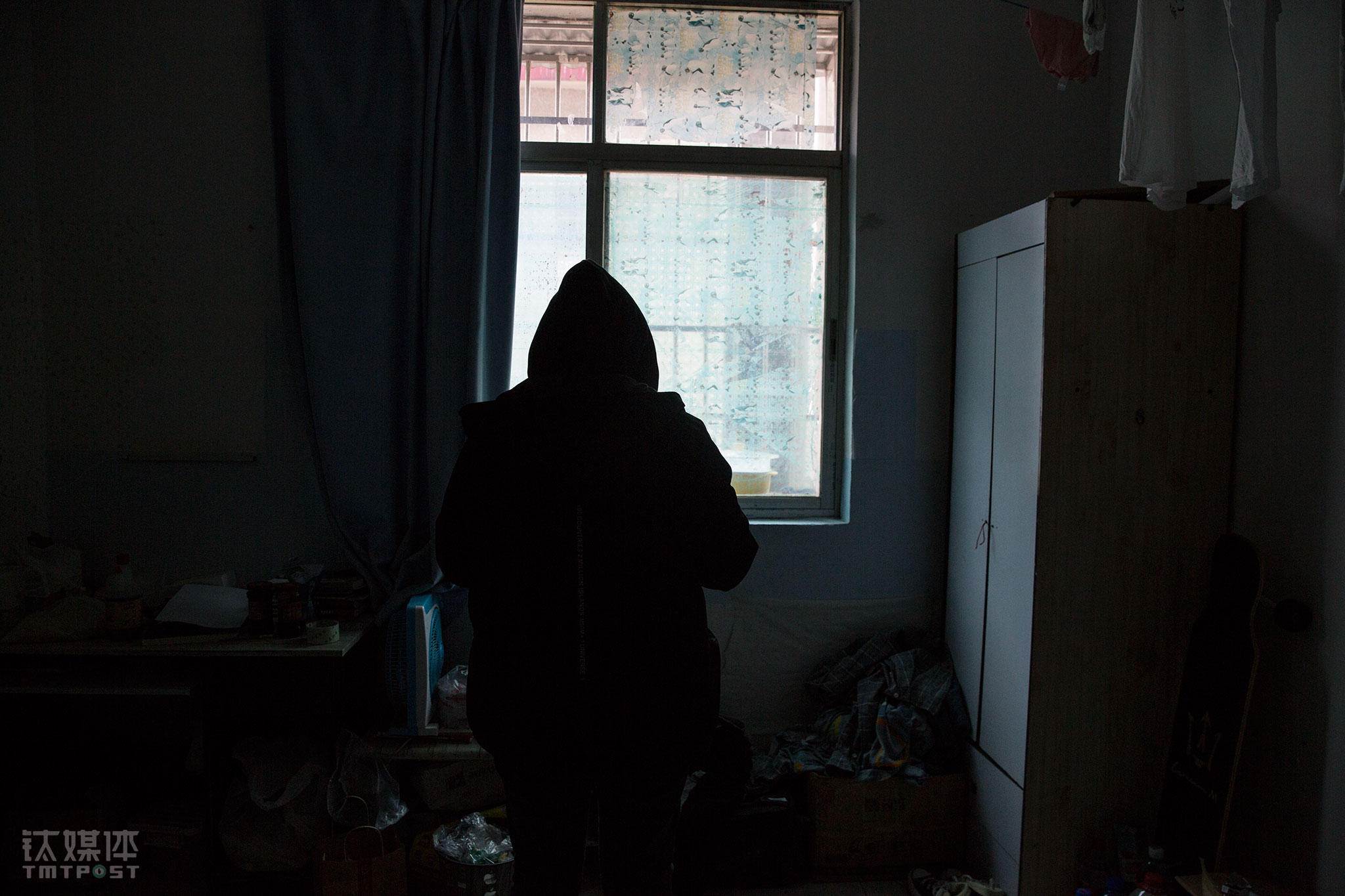 从借第一笔钱，小敏就害怕，她怕还不上，怕同学老师知道，怕被父母骂。逾期开始后，她比以前更怕，每天提心吊胆，生怕哪个债主群发那些不堪入目的短信给自己通讯录上的人，或者找到学校和她身份证的地址去要债。&ldquo;有些同学接到了催收电话，我就告诉他们我个人信息泄露了，那是诈骗电话。&rdquo;小敏的父母是普通工人，家境并不富裕，一下子根本拿不出8万块钱，&ldquo;他们每天打电话骂我和我父母，我父母每天也骂我，我觉得没办法解决这些事情，我好想拉着这些催收一起去死，死了就不用还钱，父母也不会被骚扰了。&rdquo;