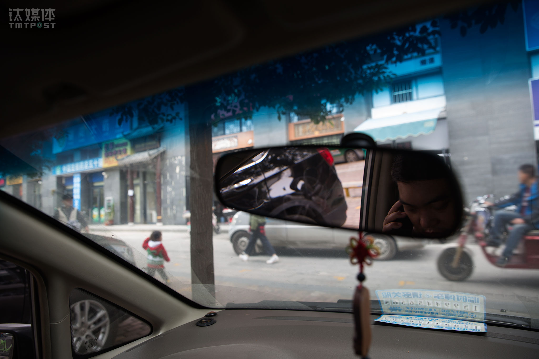 阿志是一家网贷公司的上门催收员，他的工作是上门寻找那些逾期3个月以上的客户催收。上门之前，他会先电话联系对方，电话能打通的几率只有30%，这30%里对方能接电话的只有20%，接电话的人里有90%的人在阿志自报家门后会挂断电话，从此再也无法接通。