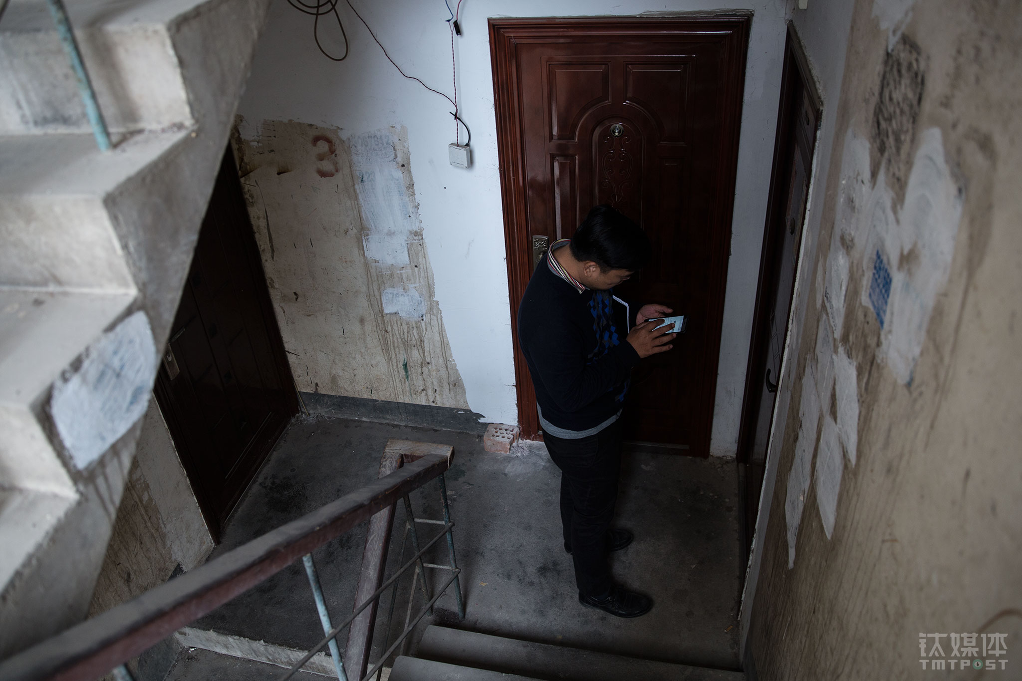 2017年12月10日上午，阿志根据名单上的地址找到一名客户的居住地，才发现对方所填的地址是假的。&ldquo;客户申请现金贷或者分期购的时候要提供住址和工作单位地址，白天我们一般上工作单位找，晚上就上家里找&rdquo;，干这行小半年，阿志已经总结了规律，90%的是找不到人的，因为&ldquo;他们填的都是假地址&rdquo;。