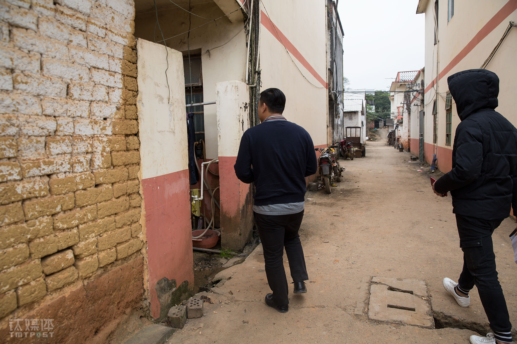 找到对方家，家里一个人都没有，但明显有人住。&ldquo;我们上门都是亮明身份，拿出借款合同给对方说明情况。&rdquo;阿志遇到过不少稀奇古怪的事情，&ldquo;有的人我照片对比明明是本人，但他一开始就是不承认；有的人我们上门才知道他很多年没回家了，家人都不知道他们的死活&rdquo;。