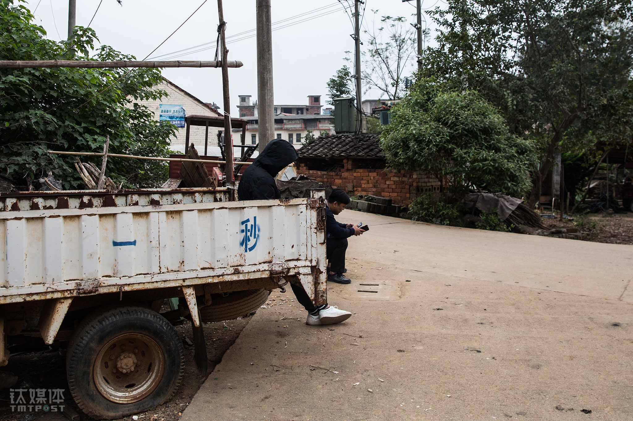 找不到人，阿志和徒弟只好在客户家门口等。徒弟刚毕业1年，曾是一名建筑设计师，因为不想整天面对电脑，就辞职了。&ldquo;我对新鲜的事情感兴趣&rdquo;，他认为催收是在维护社会正义，&ldquo;有人还说就千把两千块钱有什么好催的，这话很可笑，我们又不是慈善机构，欠债就是要还钱，如果大家都赖账，这社会还有什么信用可言？&rdquo;