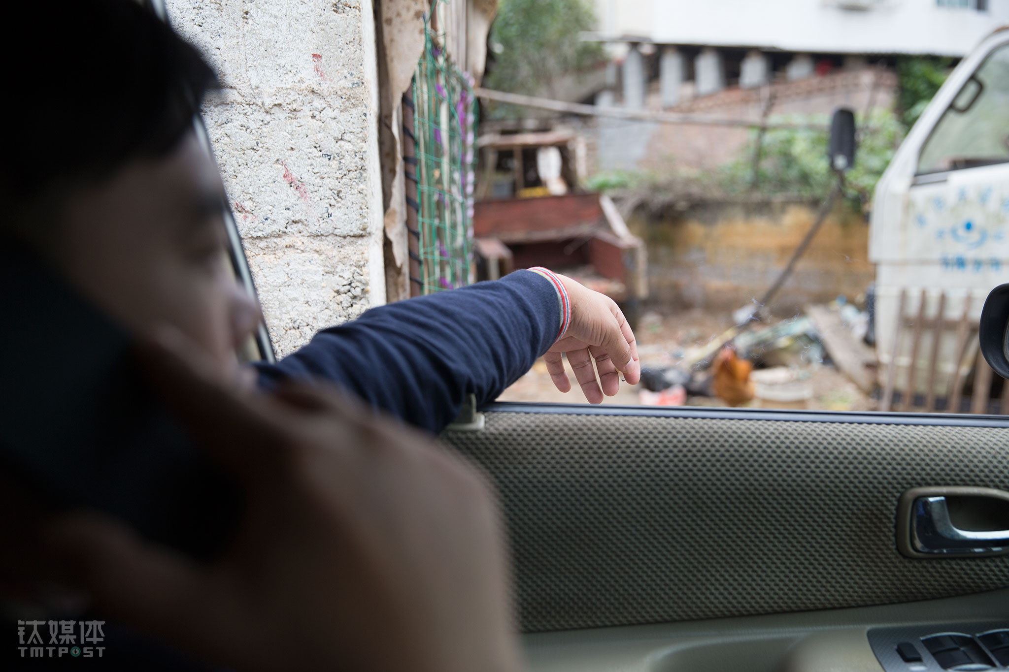 阿志通过询问村民，找到这名客户家人的联系方式，很快客户就得知阿志真的上门要债了。客户终于主动给阿志打来电话商量，阿志在电话里告诉对方，如果再逃避，公司每天会派人上门，&ldquo;那你村里人都不知道你到底干了什么，天天有人找上门来，你也没面子&rdquo;。阿志和对方约定在市区见面，商量还款事宜。