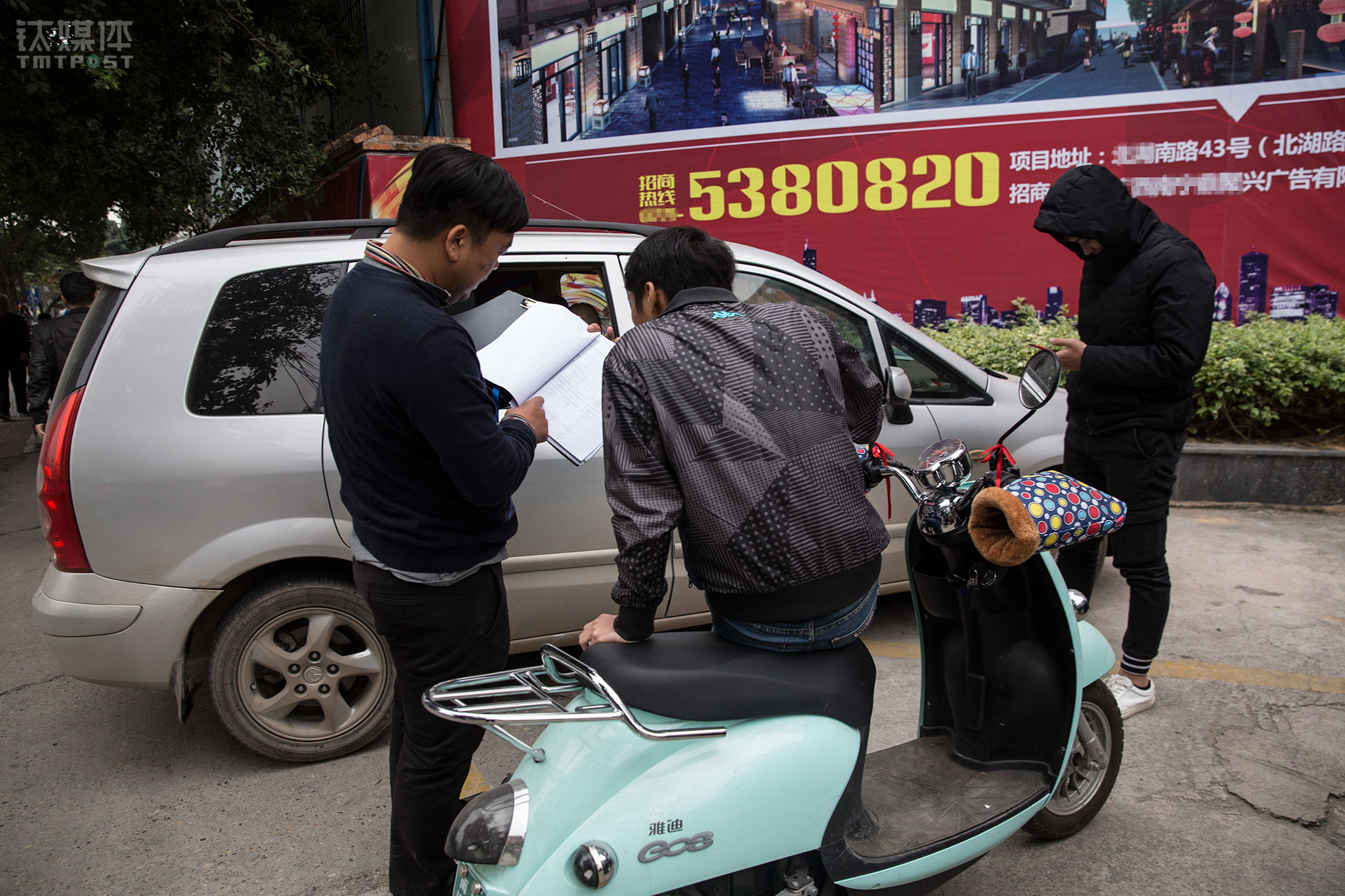 1个多小时后，双方在约定地点见面。这名客户在平台上花5567元&ldquo;买&rdquo;了一台128G的苹果7，他承认自己是套现的，&ldquo;一个中介带我去手机店套的现，我就拿了三千多块钱，其他都给中介和手机店了。&rdquo;