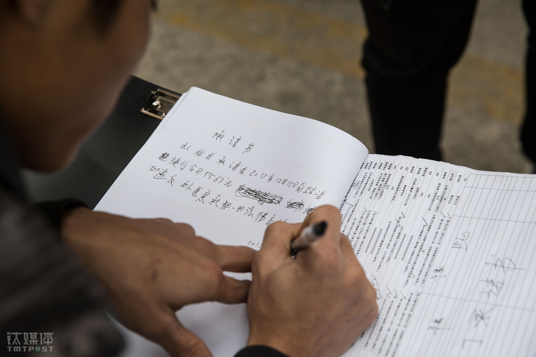 阿志收到过很多人关于还款的承诺，也遇到过很多跳票。&ldquo;最恨的不是他们没钱还，是说了什么时候还到时间点又不还，说话当放屁，还不接电话不回短信。&rdquo;阿志对跳票深恶痛绝，他同意不扣电动车，但要求对方写下还款承诺书。40个字的承诺书，这名客户有10个字不会写，这让阿志感到有些吃惊，&ldquo;网上的钱来得太容易了，可以说毫无门槛。&rdquo;