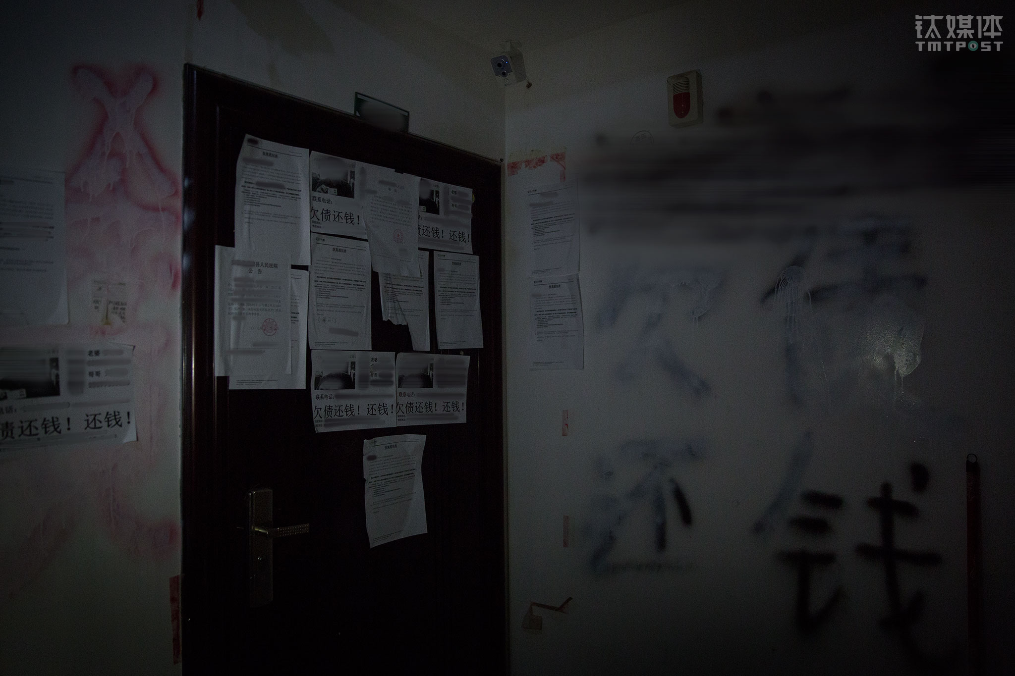 阿志印象最深的一次上门是去一名跑路的客户家里。这名客户家门上贴满了各种要债的文书、照片和告示，门口还装了红外感应监控，阿志敲门走进去，发现有人在做饭和打牌，他一问得知是催收的同行。同行说这家房子的主人欠了他们50多万跑路了，他们通过跟几拨催收人竞争&ldquo;占领&rdquo;了这套房子。同行问阿志 &ldquo;这人欠了你们多少钱？&rdquo;，听到同行的数目，阿志不好意思说才两千块，&ldquo;不多，两三万吧&rdquo;，阿志说完就走了，赶往了下一家客户。