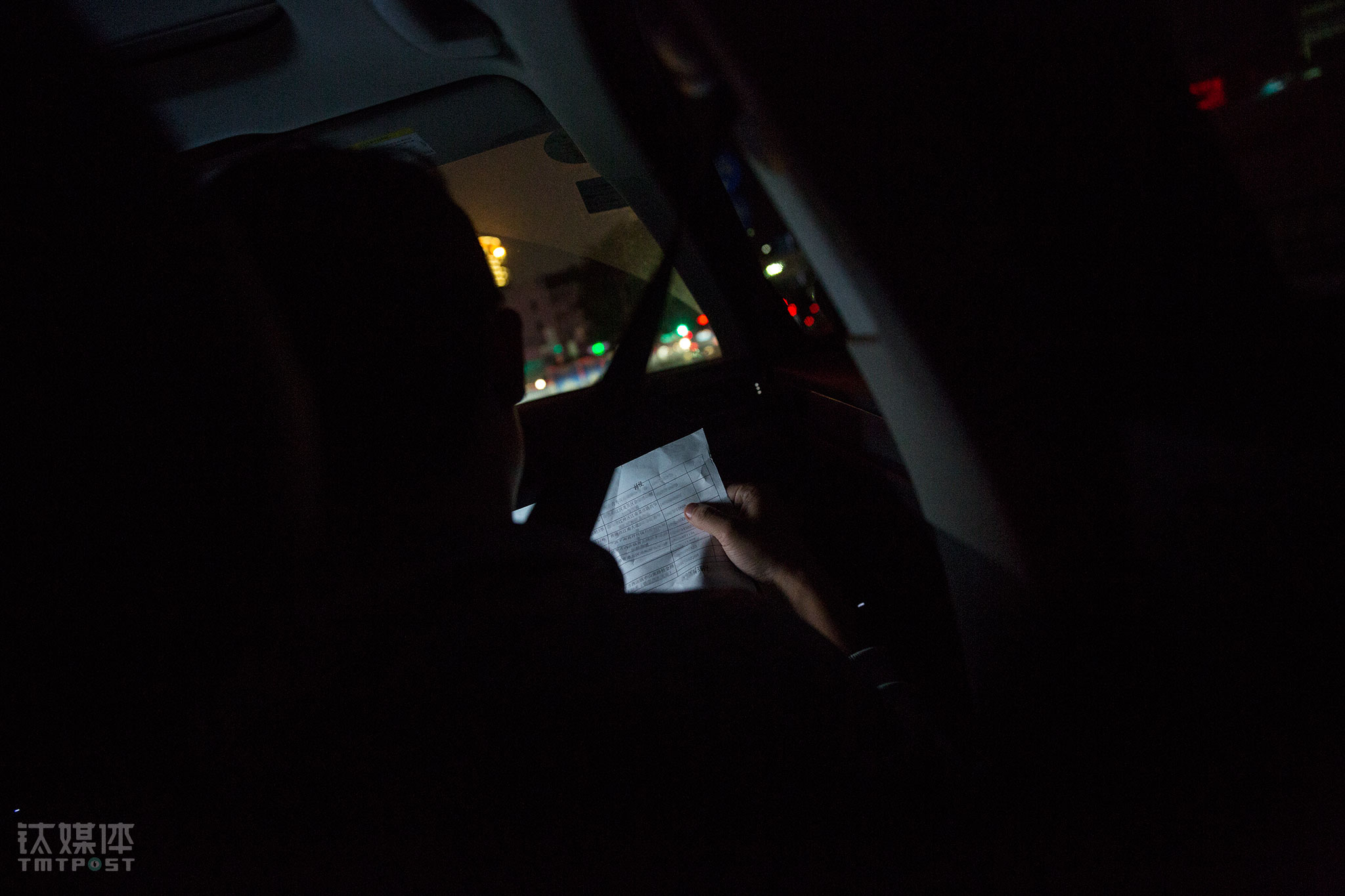 2017年12月8日，职业催收员阿军在前往客户家途中翻看客户名单。阿军是一家P2P金融公司的催收员，相比一次放几千块钱的现金贷，阿军的公司以车押、房押等担保方式为主，放款金额从几万到几十上百万不等。阿军的工作时间几乎都在晚上，因为白天很难找到名单上这些欠钱的人。