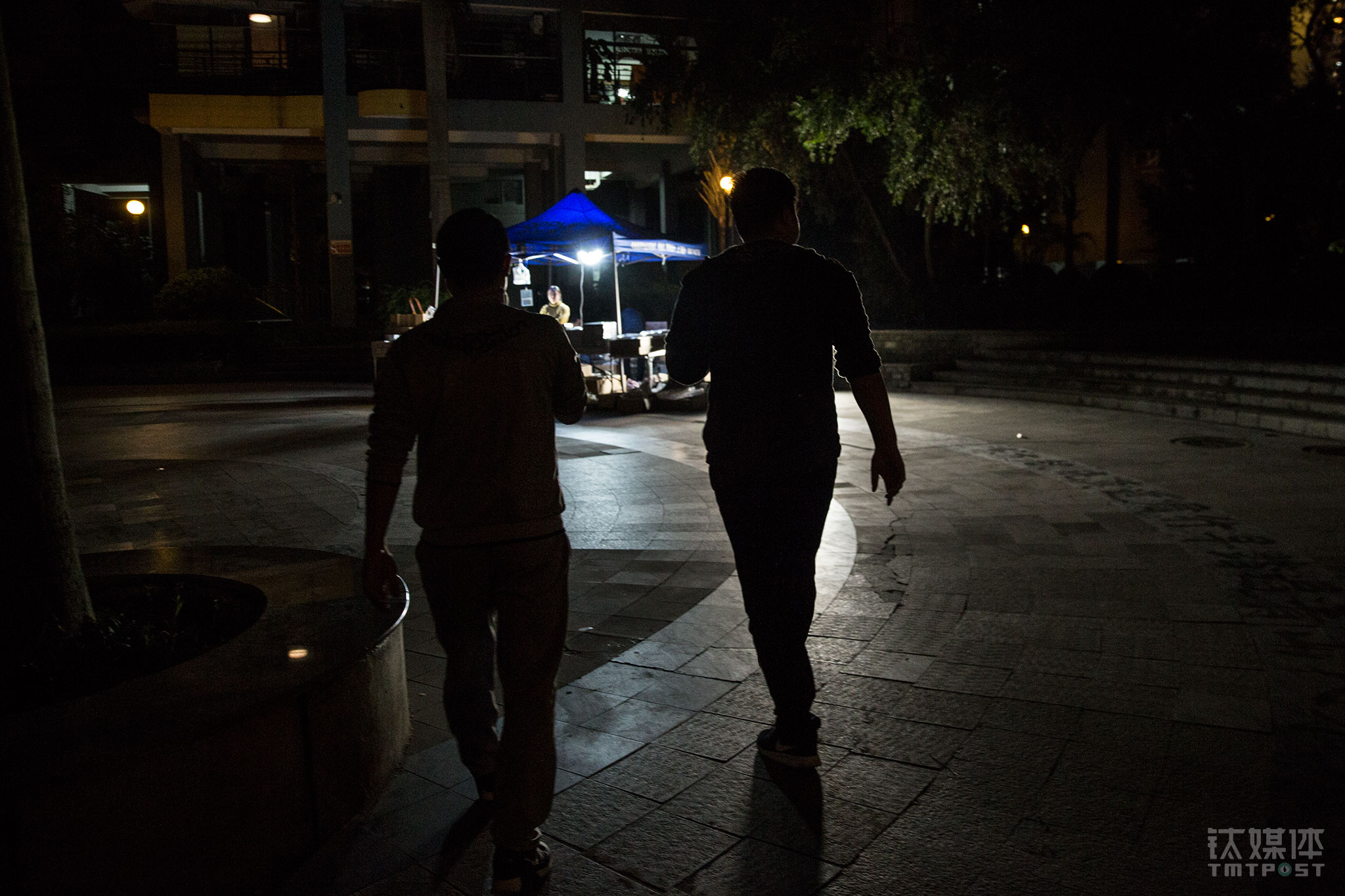 这晚的目标是一名3万元借款逾期的客户。&ldquo;要让人还钱，要么就让对方怕了，要么让他烦了&rdquo;，阿军告诉钛媒体《在线》，他们会针对不同人用不同方式：有正经工作的，就去单位找，不还钱就就找他领导；没正经单位又赖账的人，晚上买几瓶啤酒去他家住，在他家客厅打牌；进不去门就拉横幅、喷油漆；实在没办法就跟在他家人后面，他一定会害怕；如果愿意商量的，就替他想办法，卖房、卖车、该转让债权都行，是三角债的我们也可以出面协调。如果既不能让他怕也不能让他烦，是骗贷的该给点颜色就给点颜色，实在还不起的就只能起诉了。阿军表示，大部分客户是在劝的过程中把钱还了。