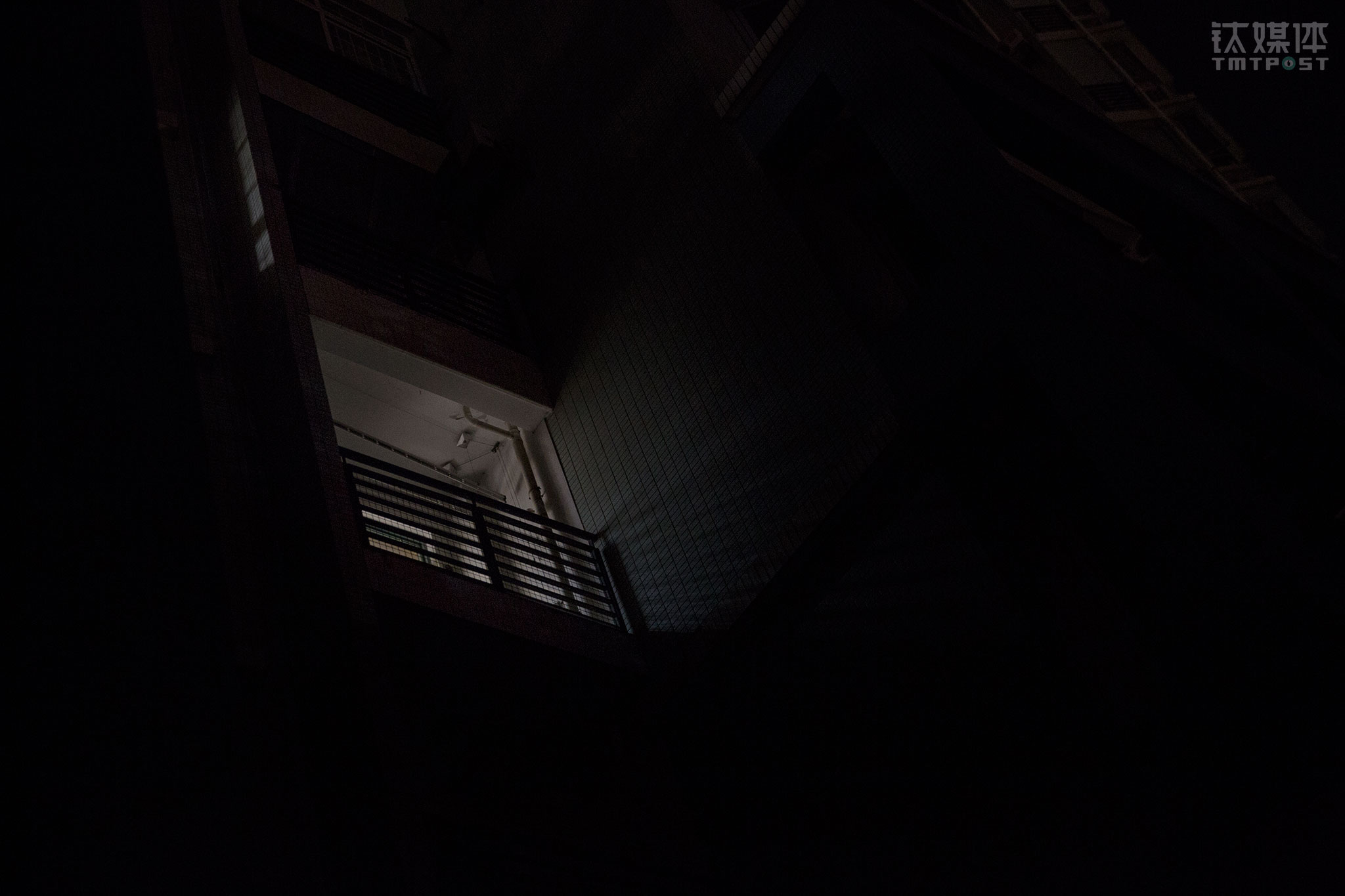 敲了几分钟门，屋里没有任何动静。阿军和同事来到楼下查看，发现客户家的灯是亮着的，阿军断定&ldquo;人肯定在里面&rdquo;，他掏出手机又拨打了客户的电话，还是无人接听。