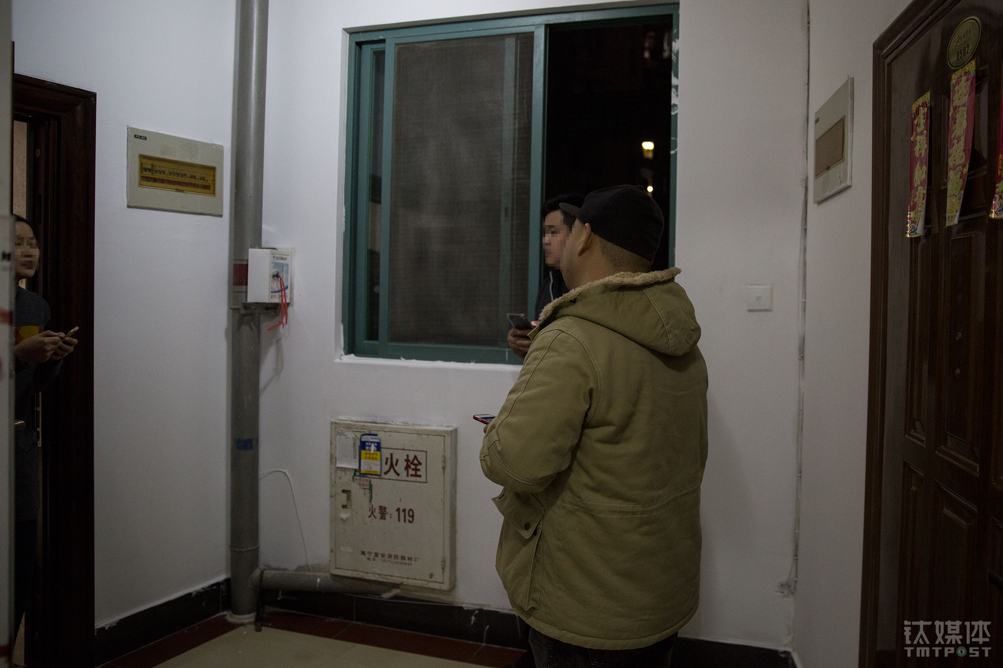 这名客户留下的资料显示，她在这个小区还租有另一套住房，于是阿军和同事赶到资料上写的地址。这次敲门后有人开门，开门的人并不是他们要找的人，&ldquo;这房子是我买的，那个人只在这里租住过，早就没在这里了&rdquo;，看到催收人员不相信，这名屋主随手拿出了玄关上放着的房产证给他们看，&ldquo;今天来了好几拨人来要债了，都是看了房产证才肯走&rdquo;。