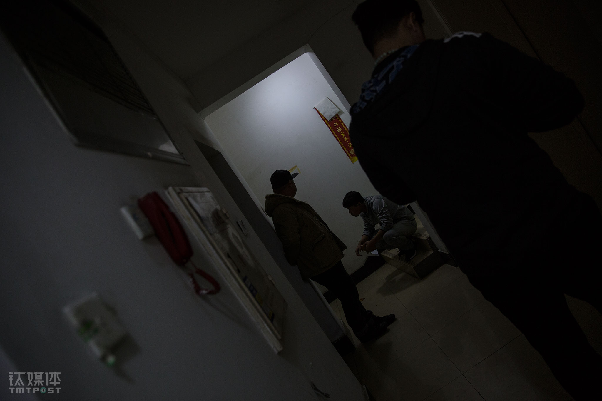 阿军和同事又回到第一次敲门的地方，敲了几分钟还是没反应，几个人继续在门外等着。&ldquo;对我们来说，能催到的钱就要尽力去催，催不回来也要做事情，毕竟这是我们的是工作，要对老板负责，如果想尽各种办法实在催不回来，只能起诉，如果起诉还是找不到人，那就只能当钱亏掉了&rdquo;。阿军告诉钛媒体《在线》，欠钱的人都活得特别累，整天一个笑脸都没有，过年过节都过不好，&ldquo;他们也可怜，贷10万块，去掉利息、中介费可能到手也就7万多，还款一样要还10万&rdquo;。