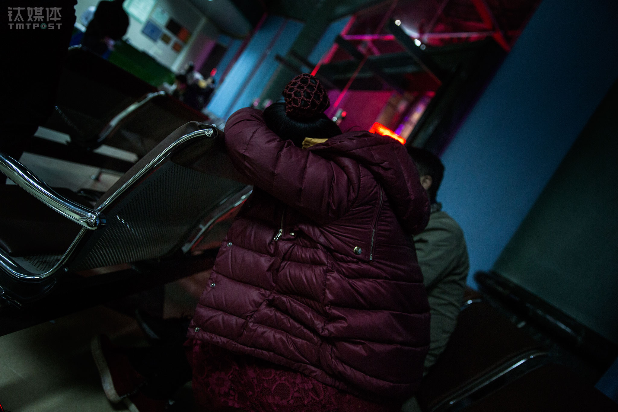 第二天晚上，阿军接到这名客户的面谈邀约。这名客户手里还有一些固定资产可以处置，但是她想着找一个价钱高一点的卖家出手，阿军劝她尽快出手，好几个公司，几十万欠款，每天千分之五的逾期费，如果不尽快变卖这些资产，到最后撑不住再卖，卖掉也覆盖不了债务了。&ldquo;很快就过年了，你再不处理掉，年都过不好，到处的人都上门要债，你想想你的孩子，还那么小，年都过不了，多可怜。&rdquo;听到阿军说这些，她把头深深地埋进了臂弯，陷入了沉默。