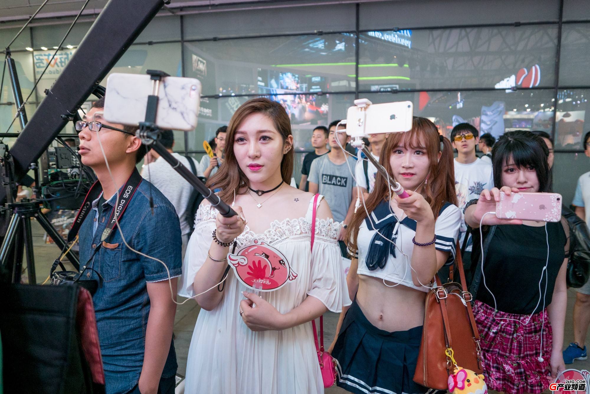 游戏直播在2017年撑起大半边天,"全民直播"终是美好想象