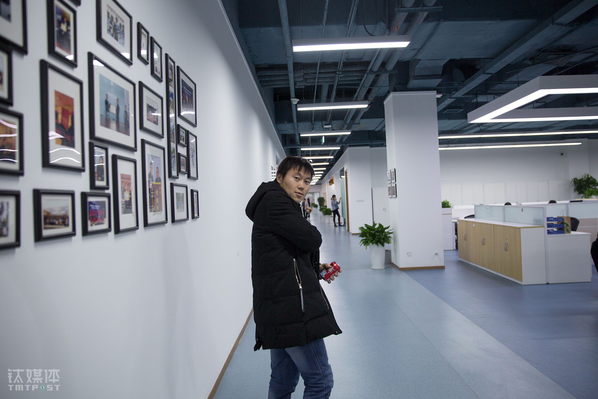 2017年，闫军祥加入一家会展服务平台，公司将北京的市场交给他负责。这个平台专门为线下会展提供兼职人力资源服务。几年下来积累的口碑和资源，使闫军祥很胜任这份工作。公司在一个共享办公室内，工作环境比他前两年要好很多。