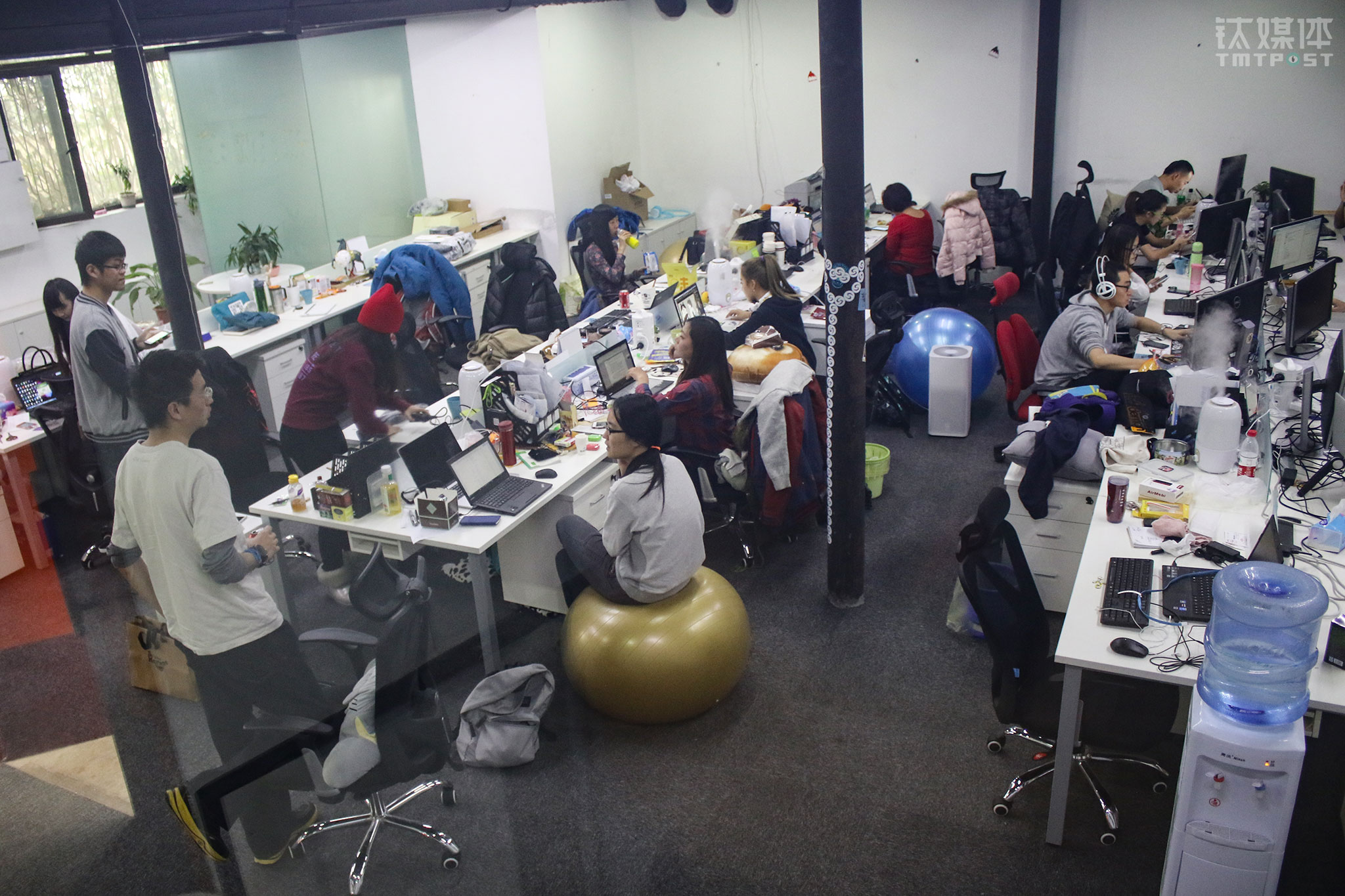 2015年12月9日，&ldquo;滑雪助手&rdquo;办公室，创始人球叔王小源（最左）跟同事在交流。体育创业热方兴未艾，这间办公室最多的时候有20多个人。（滑雪冠军，37岁，在移动互联网上从零开始）