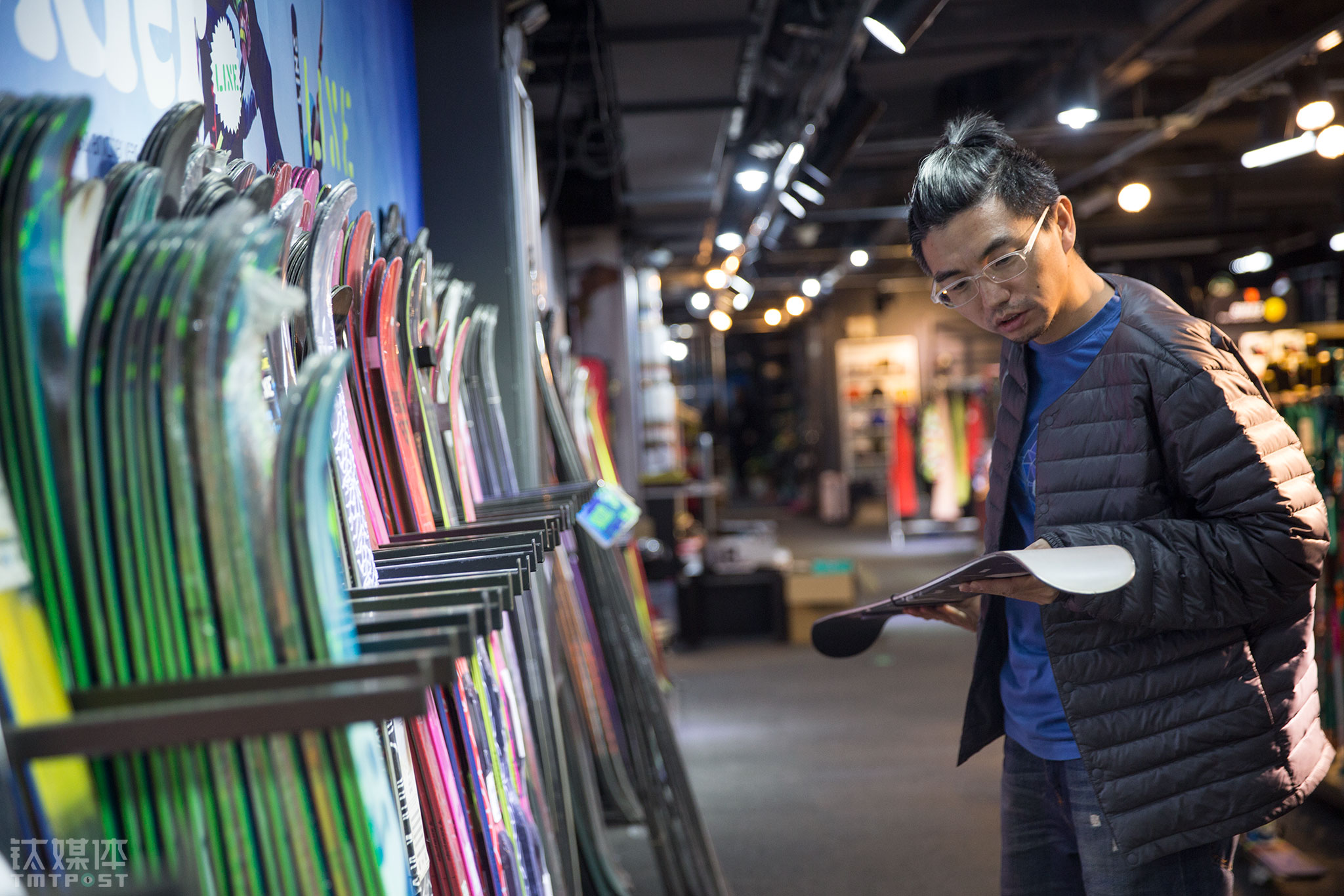 2017年12月22日，球叔在自己的雪具店。这一年他把旗下的12家雪具店缩减成6家，关掉了所有不盈利的店面。&ldquo;滑雪助手&rdquo;作为媒体入口，线上只留下一名运营和一名兼职开发，球叔的所有精力都放在了线下店运营管理、冰雪赛事活动执行上。&ldquo;体育产业有机会，但是要慢慢培养。互联网改变不了运动本身，体育还是要到线下，互联网只是其中一部分。&rdquo;2017年很多大品牌开始进入冰雪领域做公关和赛事活动，球叔抓住了这一波机会，利用自己的专业度，为品牌方提供咨询、策划和执行。