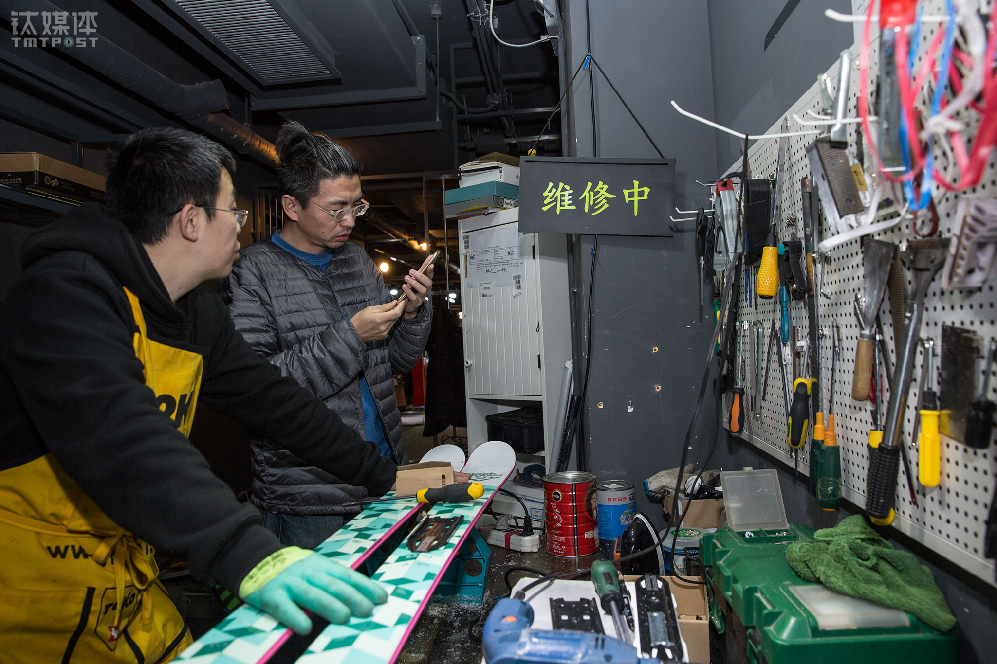 &ldquo;2017年我们最大的转变是所有事情都以利润为前提，我们开始为我们的付出标上价格。&rdquo;生存的压力带来了这一转变，球叔发现，越是靠谱的合作方，越是愿意付钱，没有价格的服务反而是有问题的。&ldquo;创业路上没什么老好人，要么生要么死，挣不到钱就会死，对小团队来说，如果变现流程很长，在还没变现前你就挂掉了&rdquo;。他希望2018年把装备销售的供应链做得更扎实，为品牌方做好每一场活动和赛事，让团队健康安全地活下去。